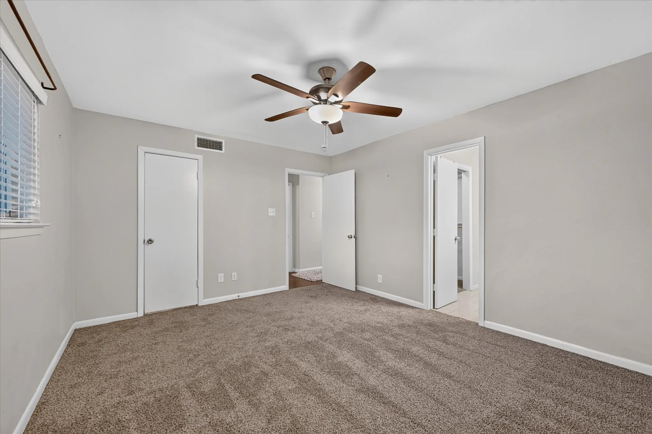 Single Family Residence For Sale in Tarrant County , 844 Woodcrest Drive, Hurst, Texas 76053, 3 Bedroom, 2 Bathroom, 2 Garage spaces, 2,266 Sqft, built in 1961, mls#21400494, Real Estate Agent in Hurst, Homes For Sale in Tarrant county, Homes For Sale in Hurst, Realtor in Hurst Texas, Real Estate Brokerage Independent Realty Texas, Luminita Cordes Realtor
