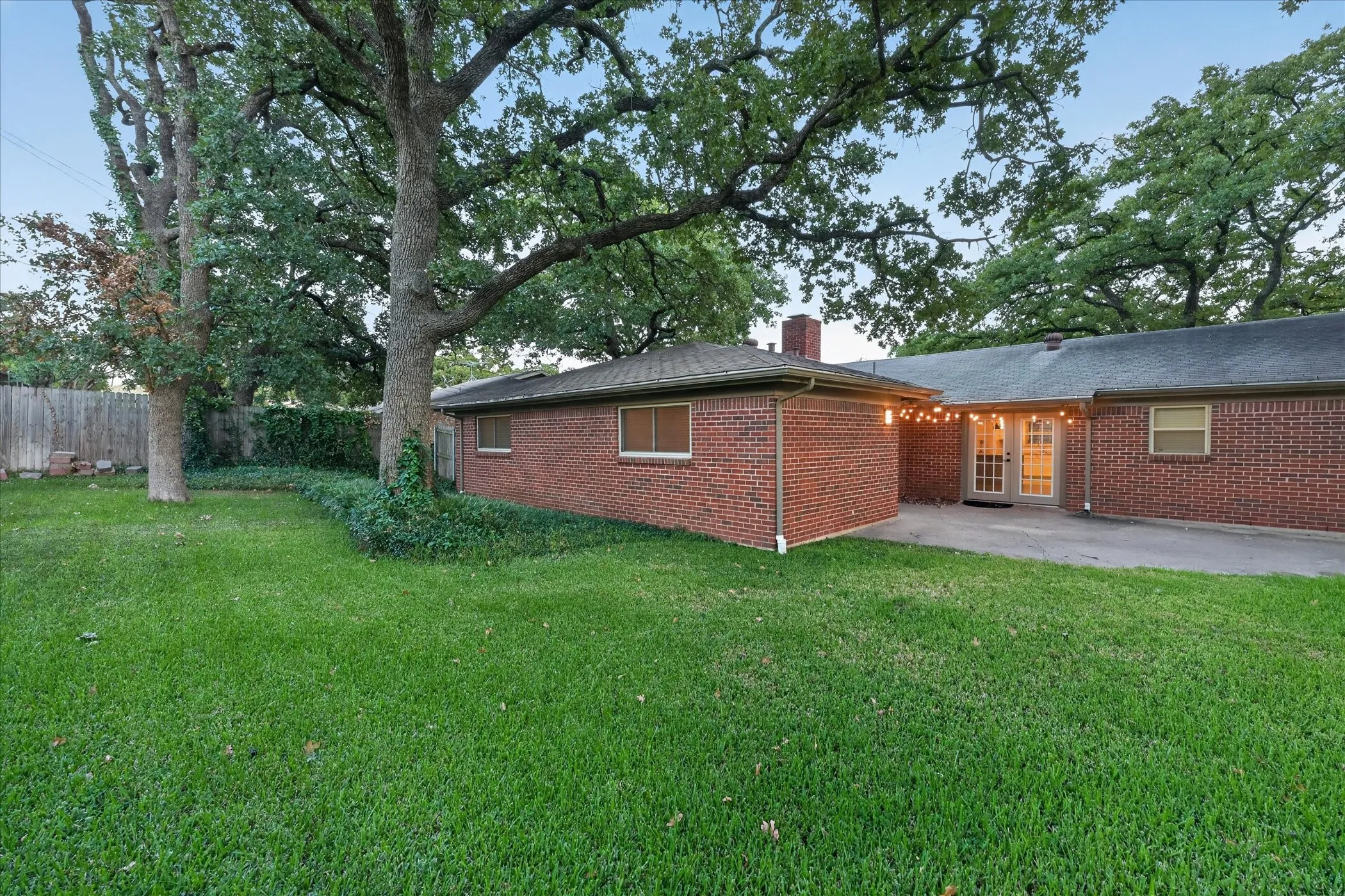 Single Family Residence For Sale in Tarrant County , 844 Woodcrest Drive, Hurst, Texas 76053, 3 Bedroom, 2 Bathroom, 2 Garage spaces, 2,266 Sqft, built in 1961, mls#21400494, Real Estate Agent in Hurst, Homes For Sale in Tarrant county, Homes For Sale in Hurst, Realtor in Hurst Texas, Real Estate Brokerage Independent Realty Texas, Luminita Cordes Realtor