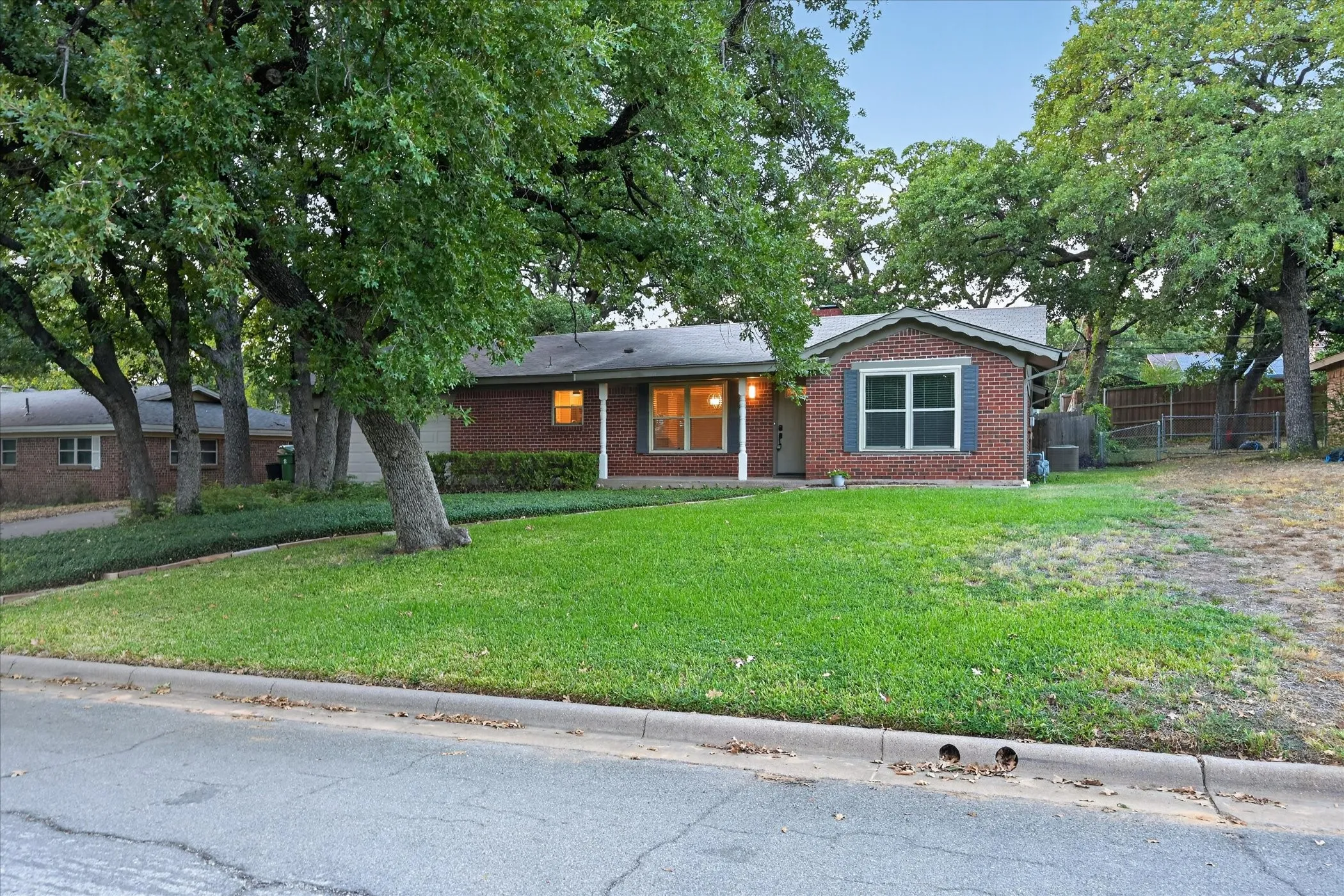 Single Family Residence For Sale in Tarrant County , 844 Woodcrest Drive, Hurst, Texas 76053, 3 Bedroom, 2 Bathroom, 2 Garage spaces, 2,266 Sqft, built in 1961, mls#21400494, Real Estate Agent in Hurst, Homes For Sale in Tarrant county, Homes For Sale in Hurst, Realtor in Hurst Texas, Real Estate Brokerage Independent Realty Texas, Luminita Cordes Realtor
