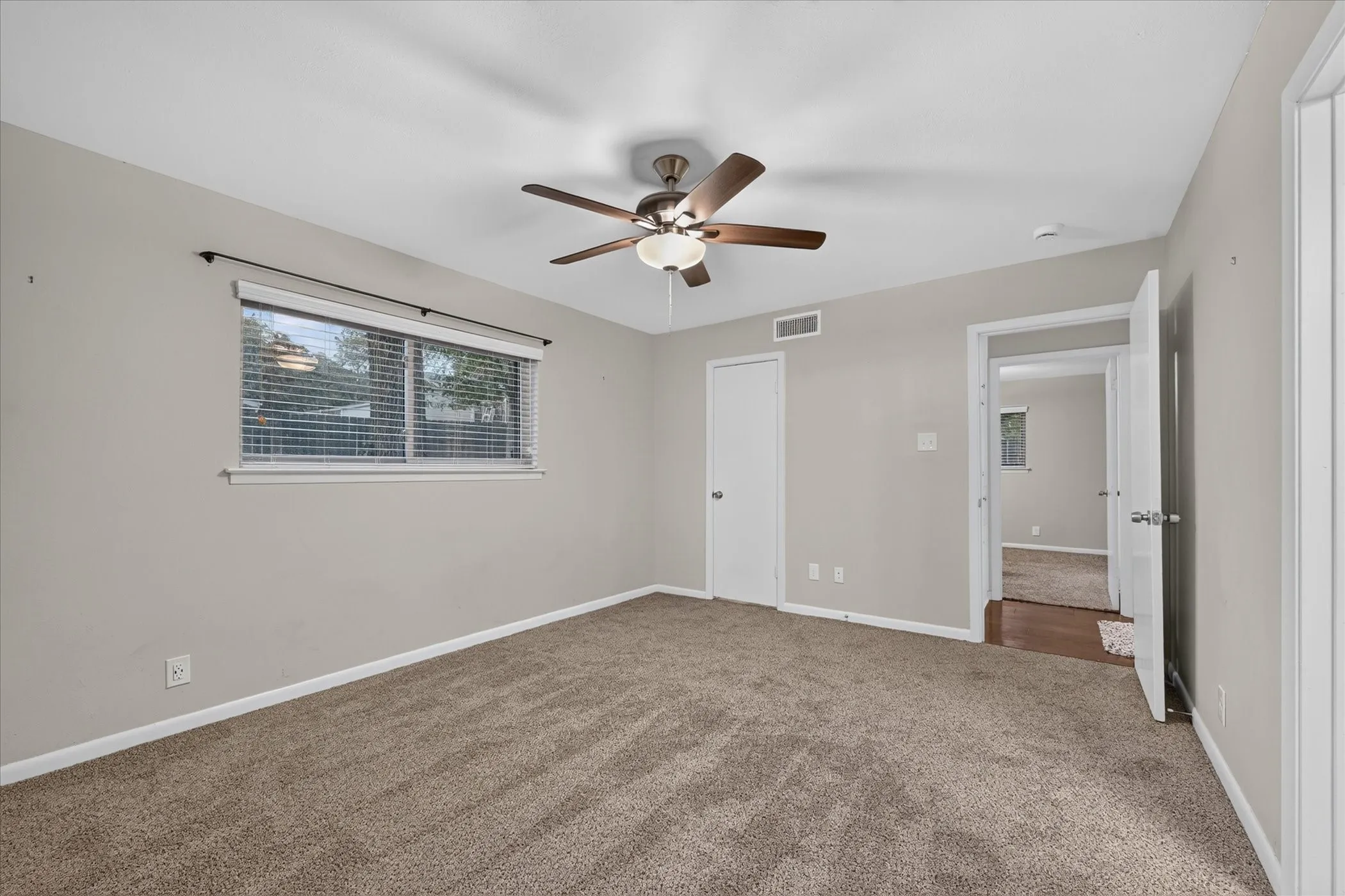 Single Family Residence For Sale in Tarrant County , 844 Woodcrest Drive, Hurst, Texas 76053, 3 Bedroom, 2 Bathroom, 2 Garage spaces, 2,266 Sqft, built in 1961, mls#21400494, Real Estate Agent in Hurst, Homes For Sale in Tarrant county, Homes For Sale in Hurst, Realtor in Hurst Texas, Real Estate Brokerage Independent Realty Texas, Luminita Cordes Realtor