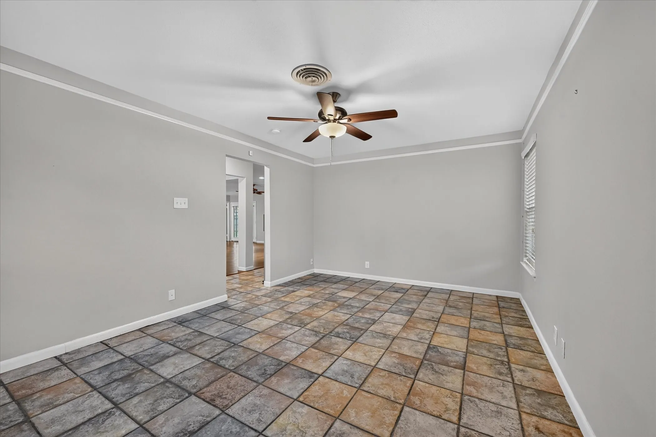 Single Family Residence For Sale in Tarrant County , 844 Woodcrest Drive, Hurst, Texas 76053, 3 Bedroom, 2 Bathroom, 2 Garage spaces, 2,266 Sqft, built in 1961, mls#21400494, Real Estate Agent in Hurst, Homes For Sale in Tarrant county, Homes For Sale in Hurst, Realtor in Hurst Texas, Real Estate Brokerage Independent Realty Texas, Luminita Cordes Realtor