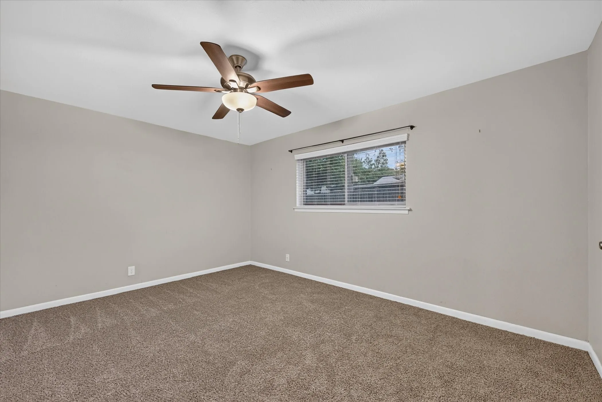 Single Family Residence For Sale in Tarrant County , 844 Woodcrest Drive, Hurst, Texas 76053, 3 Bedroom, 2 Bathroom, 2 Garage spaces, 2,266 Sqft, built in 1961, mls#21400494, Real Estate Agent in Hurst, Homes For Sale in Tarrant county, Homes For Sale in Hurst, Realtor in Hurst Texas, Real Estate Brokerage Independent Realty Texas, Luminita Cordes Realtor
