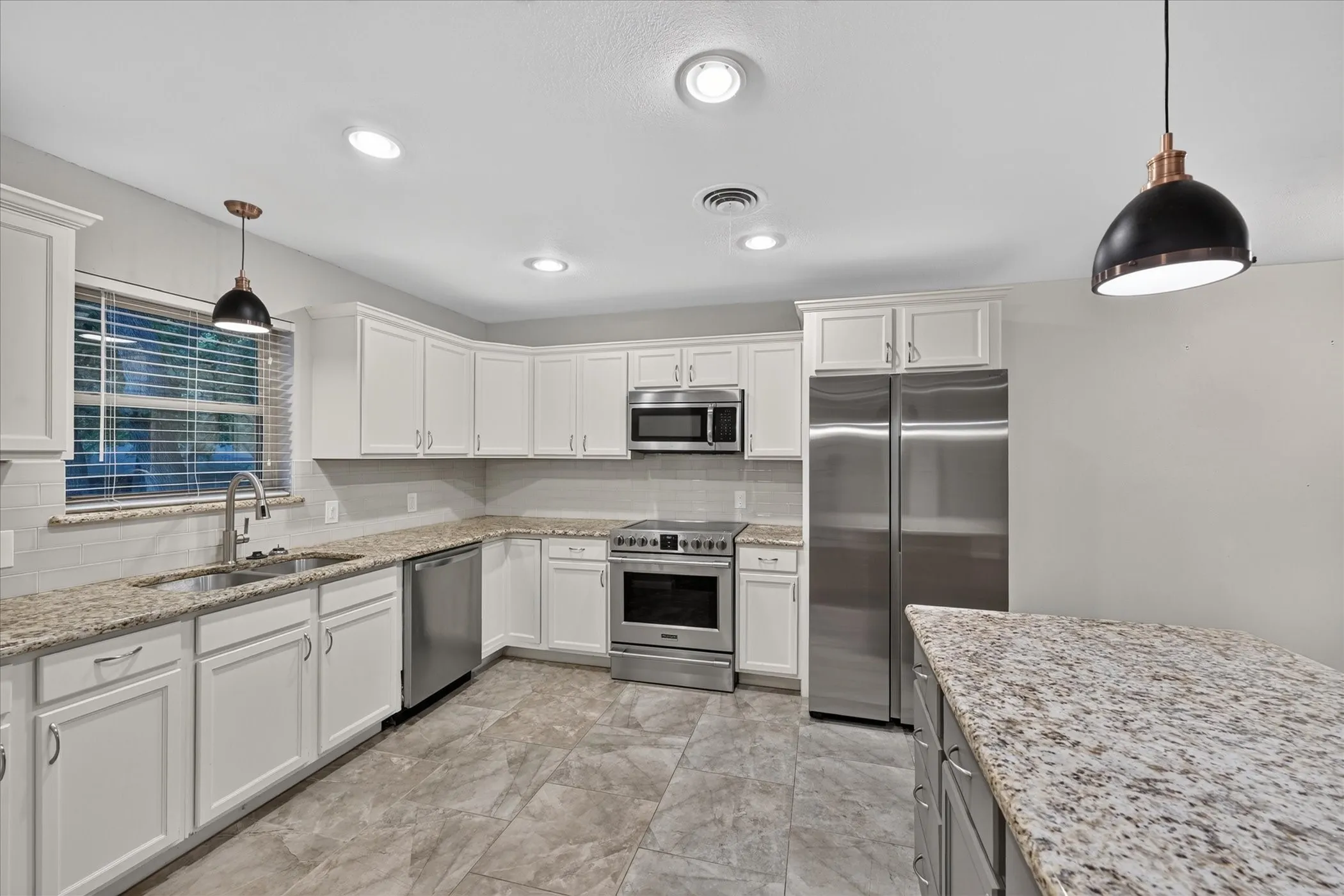 Single Family Residence For Sale in Tarrant County , 844 Woodcrest Drive, Hurst, Texas 76053, 3 Bedroom, 2 Bathroom, 2 Garage spaces, 2,266 Sqft, built in 1961, mls#21400494, Real Estate Agent in Hurst, Homes For Sale in Tarrant county, Homes For Sale in Hurst, Realtor in Hurst Texas, Real Estate Brokerage Independent Realty Texas, Luminita Cordes Realtor