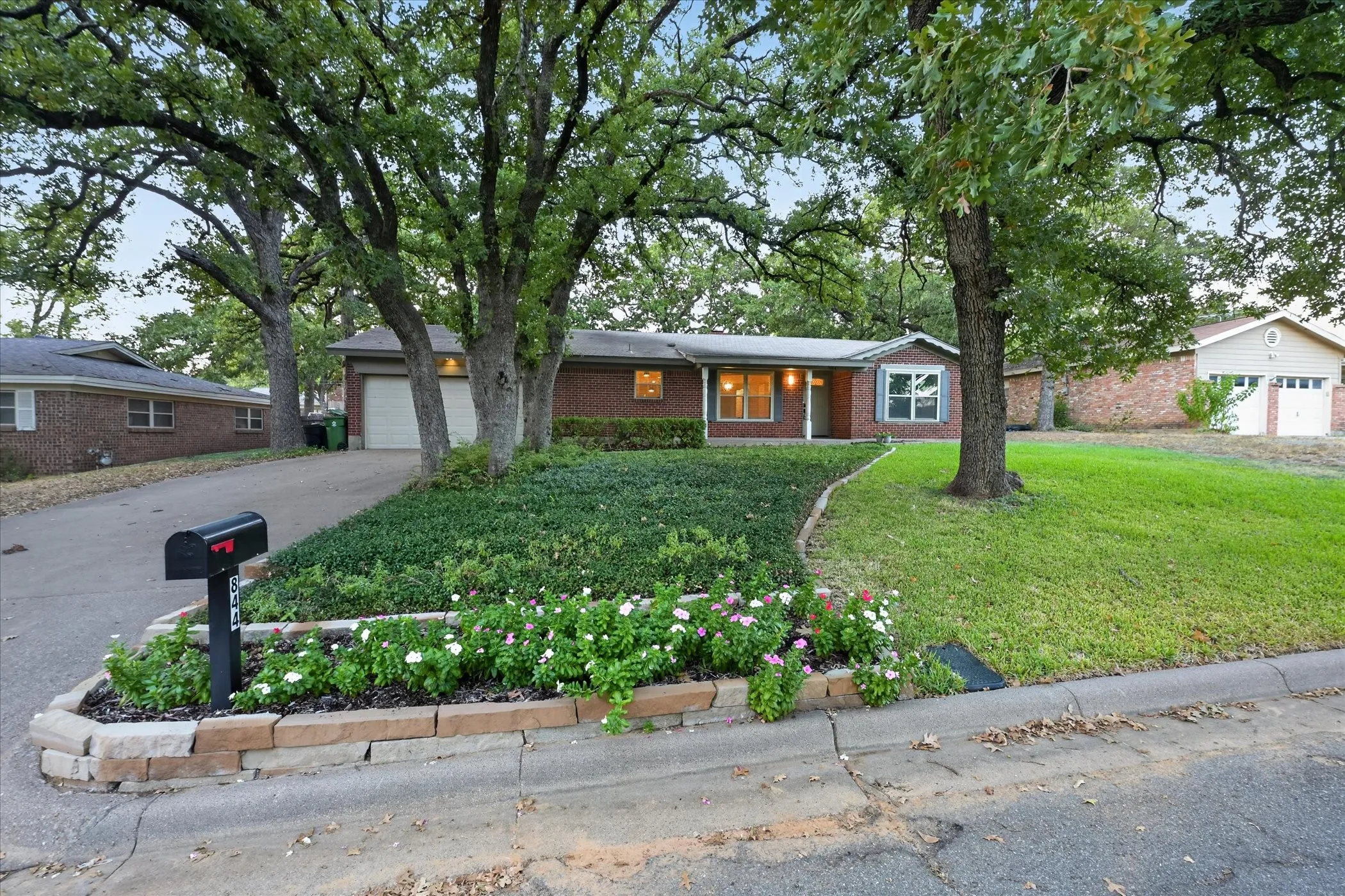Single Family Residence For Sale in Tarrant County , 844 Woodcrest Drive, Hurst, Texas 76053, 3 Bedroom, 2 Bathroom, 2 Garage spaces, 2,266 Sqft, built in 1961, mls#21400494, Real Estate Agent in Hurst, Homes For Sale in Tarrant county, Homes For Sale in Hurst, Realtor in Hurst Texas, Real Estate Brokerage Independent Realty Texas, Luminita Cordes Realtor