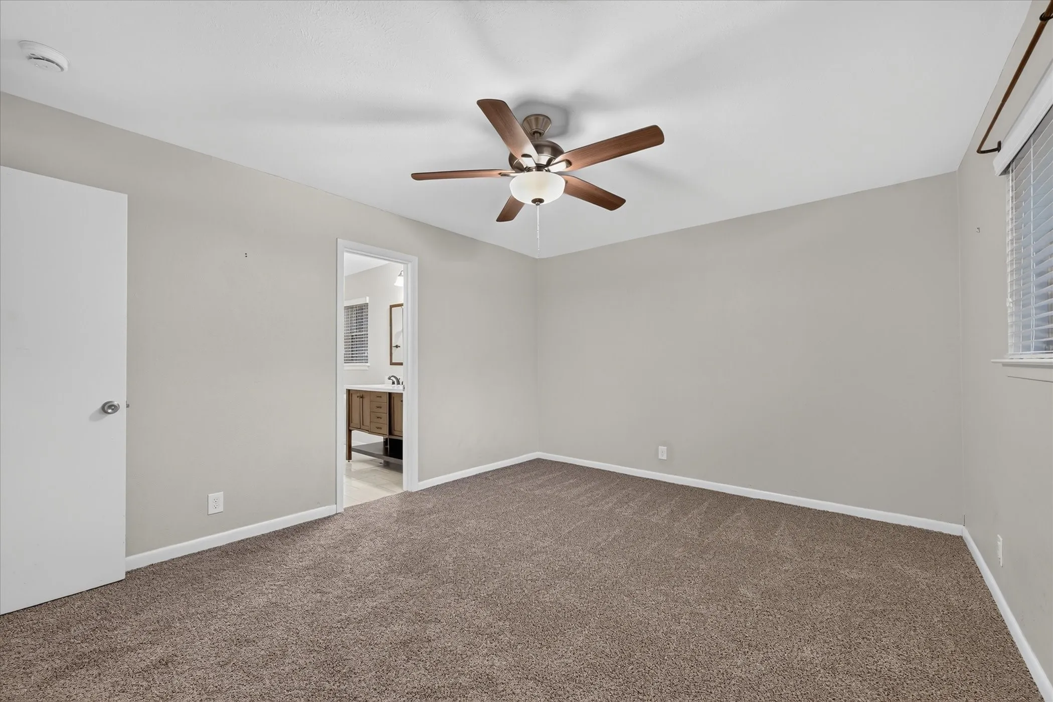 Single Family Residence For Sale in Tarrant County , 844 Woodcrest Drive, Hurst, Texas 76053, 3 Bedroom, 2 Bathroom, 2 Garage spaces, 2,266 Sqft, built in 1961, mls#21400494, Real Estate Agent in Hurst, Homes For Sale in Tarrant county, Homes For Sale in Hurst, Realtor in Hurst Texas, Real Estate Brokerage Independent Realty Texas, Luminita Cordes Realtor