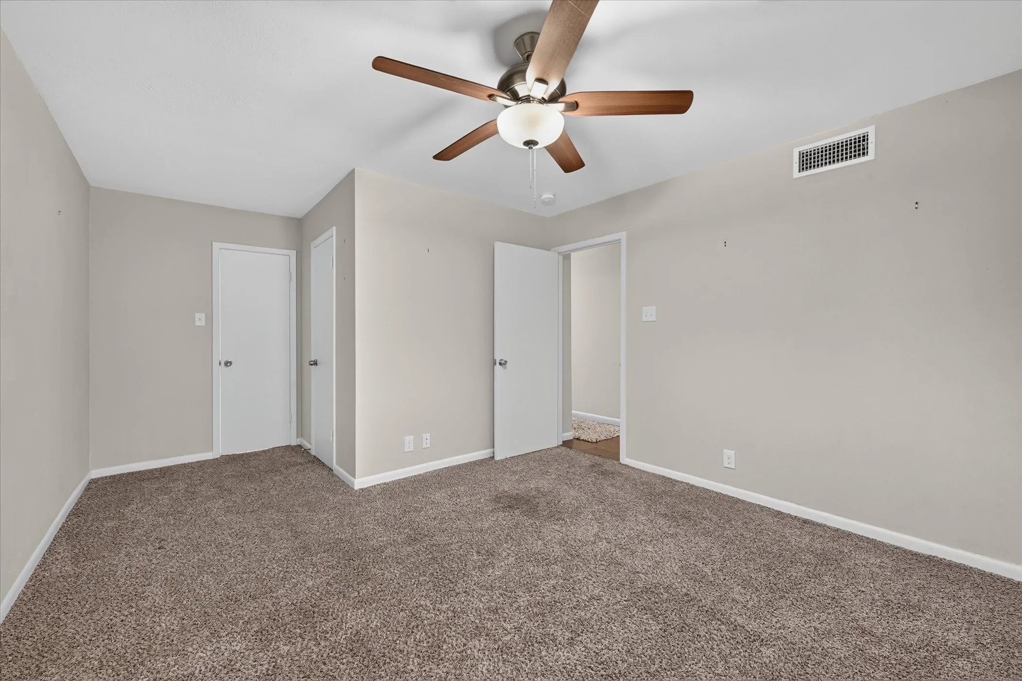 Single Family Residence For Sale in Tarrant County , 844 Woodcrest Drive, Hurst, Texas 76053, 3 Bedroom, 2 Bathroom, 2 Garage spaces, 2,266 Sqft, built in 1961, mls#21400494, Real Estate Agent in Hurst, Homes For Sale in Tarrant county, Homes For Sale in Hurst, Realtor in Hurst Texas, Real Estate Brokerage Independent Realty Texas, Luminita Cordes Realtor
