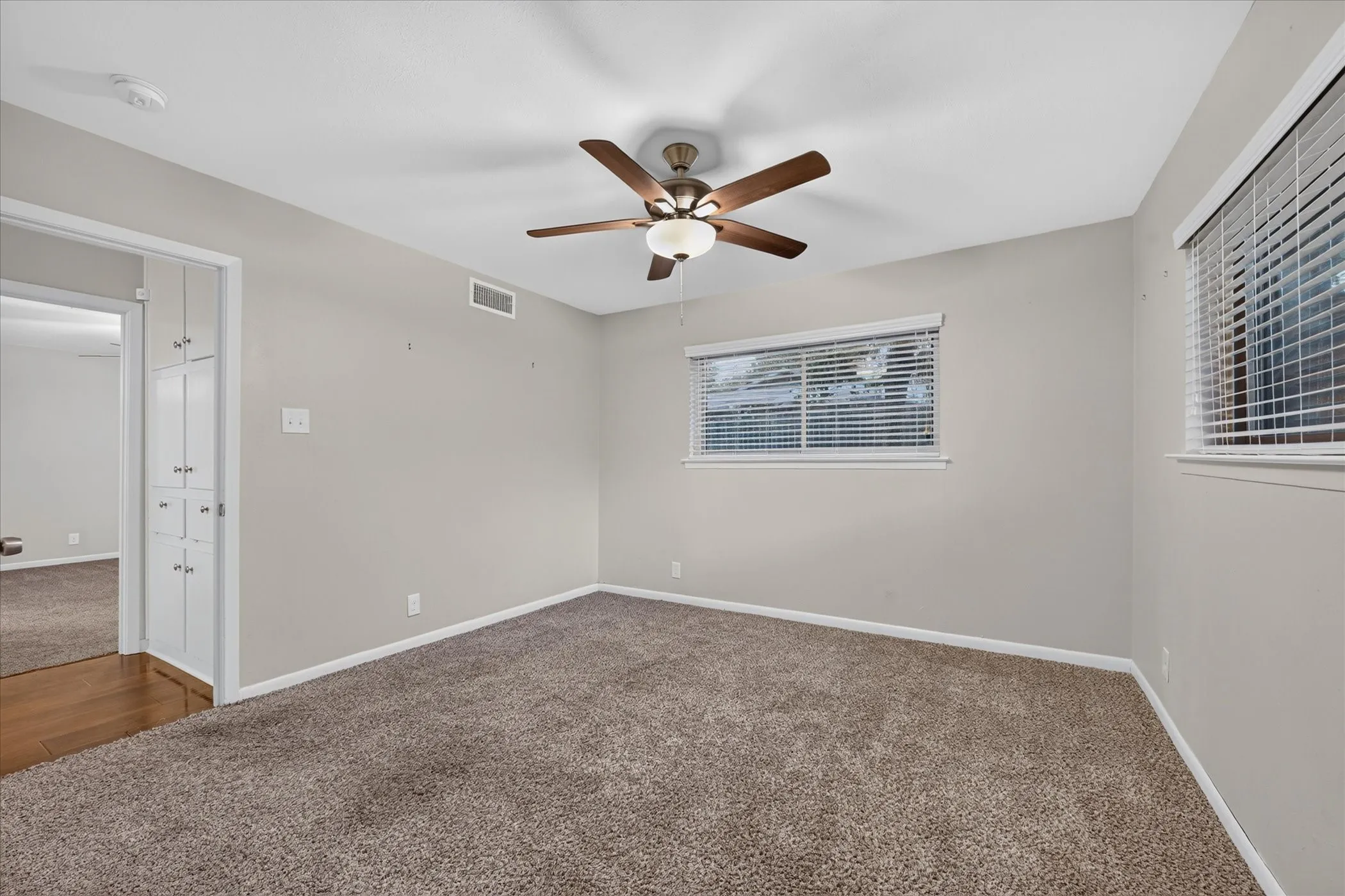 Single Family Residence For Sale in Tarrant County , 844 Woodcrest Drive, Hurst, Texas 76053, 3 Bedroom, 2 Bathroom, 2 Garage spaces, 2,266 Sqft, built in 1961, mls#21400494, Real Estate Agent in Hurst, Homes For Sale in Tarrant county, Homes For Sale in Hurst, Realtor in Hurst Texas, Real Estate Brokerage Independent Realty Texas, Luminita Cordes Realtor