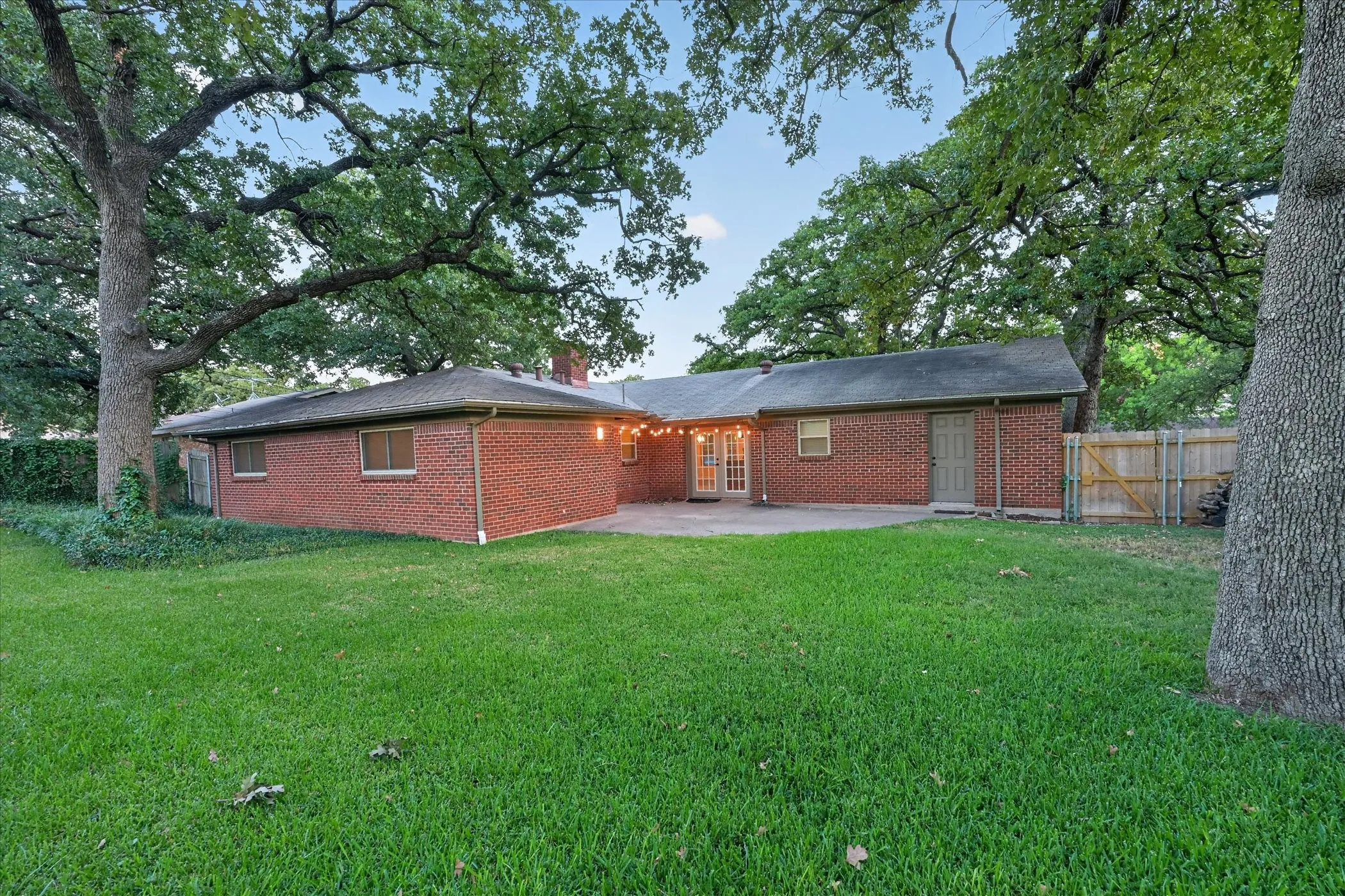 Single Family Residence For Sale in Tarrant County , 844 Woodcrest Drive, Hurst, Texas 76053, 3 Bedroom, 2 Bathroom, 2 Garage spaces, 2,266 Sqft, built in 1961, mls#21400494, Real Estate Agent in Hurst, Homes For Sale in Tarrant county, Homes For Sale in Hurst, Realtor in Hurst Texas, Real Estate Brokerage Independent Realty Texas, Luminita Cordes Realtor