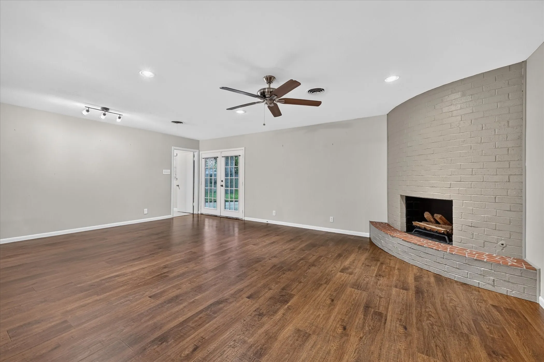 Single Family Residence For Sale in Tarrant County , 844 Woodcrest Drive, Hurst, Texas 76053, 3 Bedroom, 2 Bathroom, 2 Garage spaces, 2,266 Sqft, built in 1961, mls#21400494, Real Estate Agent in Hurst, Homes For Sale in Tarrant county, Homes For Sale in Hurst, Realtor in Hurst Texas, Real Estate Brokerage Independent Realty Texas, Luminita Cordes Realtor