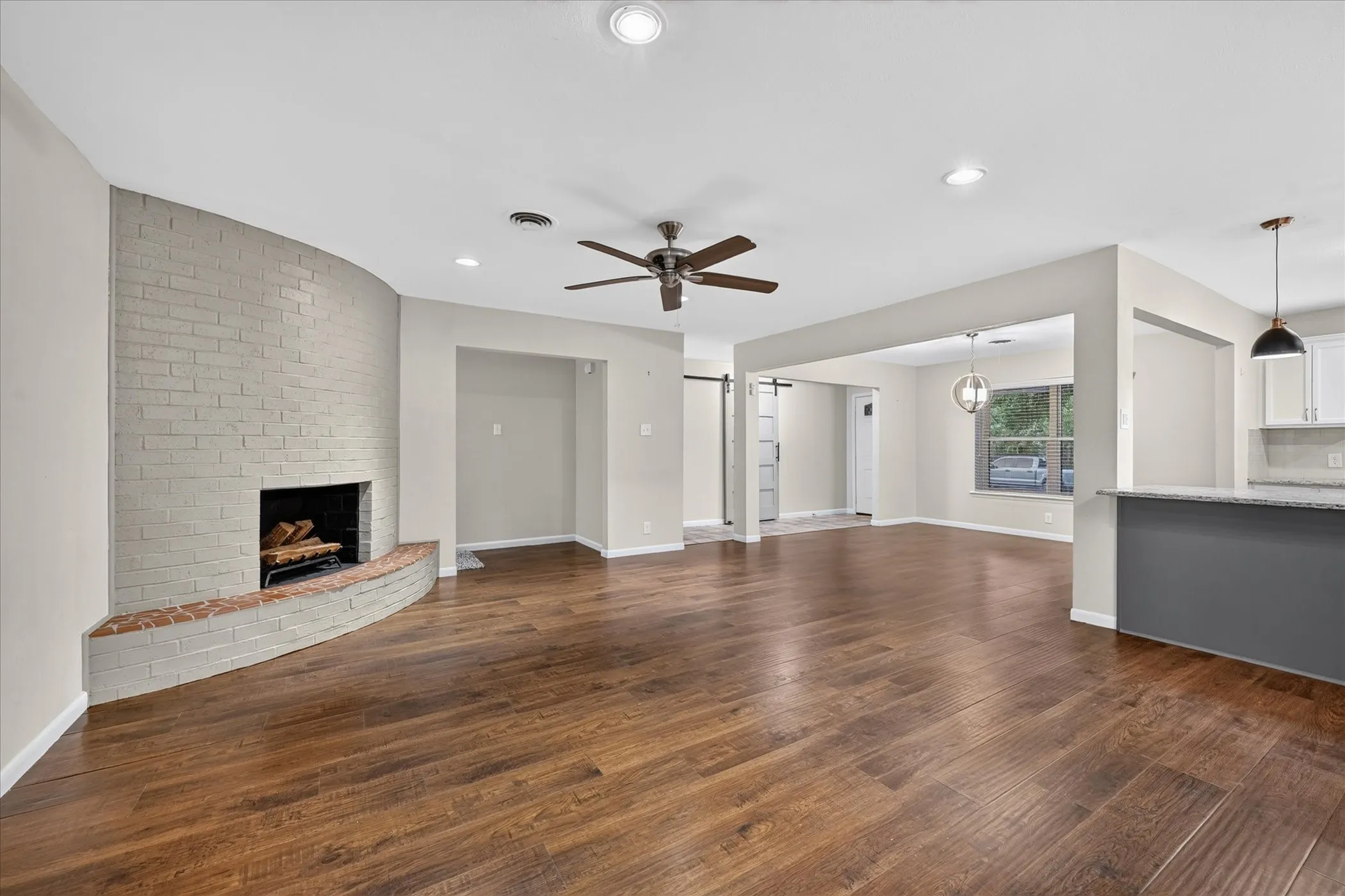 Single Family Residence For Sale in Tarrant County , 844 Woodcrest Drive, Hurst, Texas 76053, 3 Bedroom, 2 Bathroom, 2 Garage spaces, 2,266 Sqft, built in 1961, mls#21400494, Real Estate Agent in Hurst, Homes For Sale in Tarrant county, Homes For Sale in Hurst, Realtor in Hurst Texas, Real Estate Brokerage Independent Realty Texas, Luminita Cordes Realtor
