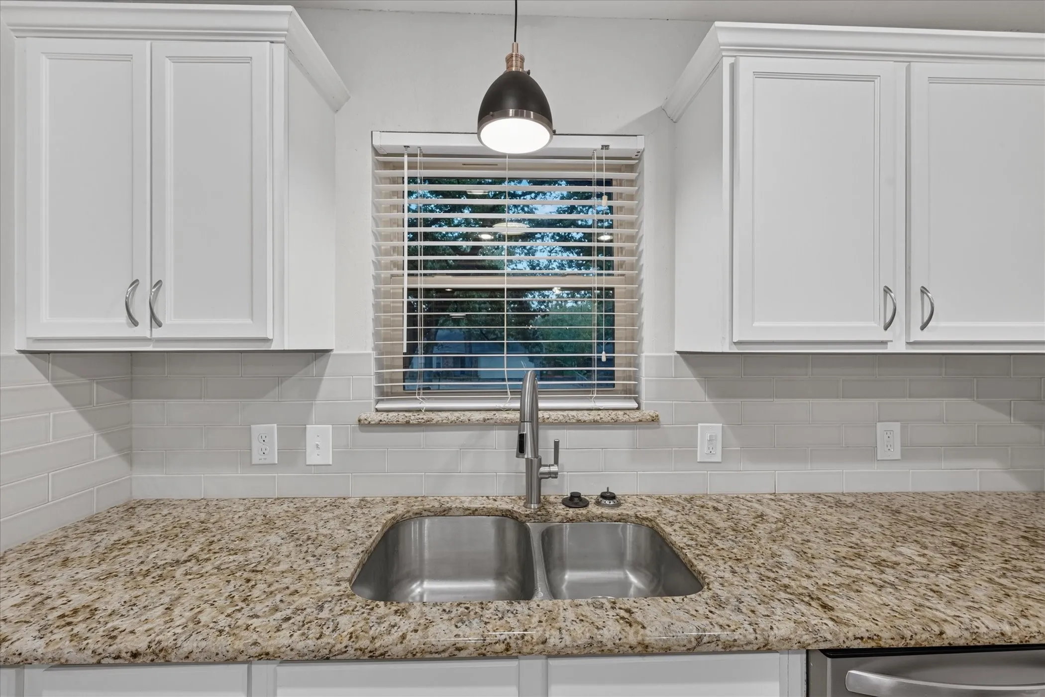 Single Family Residence For Sale in Tarrant County , 844 Woodcrest Drive, Hurst, Texas 76053, 3 Bedroom, 2 Bathroom, 2 Garage spaces, 2,266 Sqft, built in 1961, mls#21400494, Real Estate Agent in Hurst, Homes For Sale in Tarrant county, Homes For Sale in Hurst, Realtor in Hurst Texas, Real Estate Brokerage Independent Realty Texas, Luminita Cordes Realtor