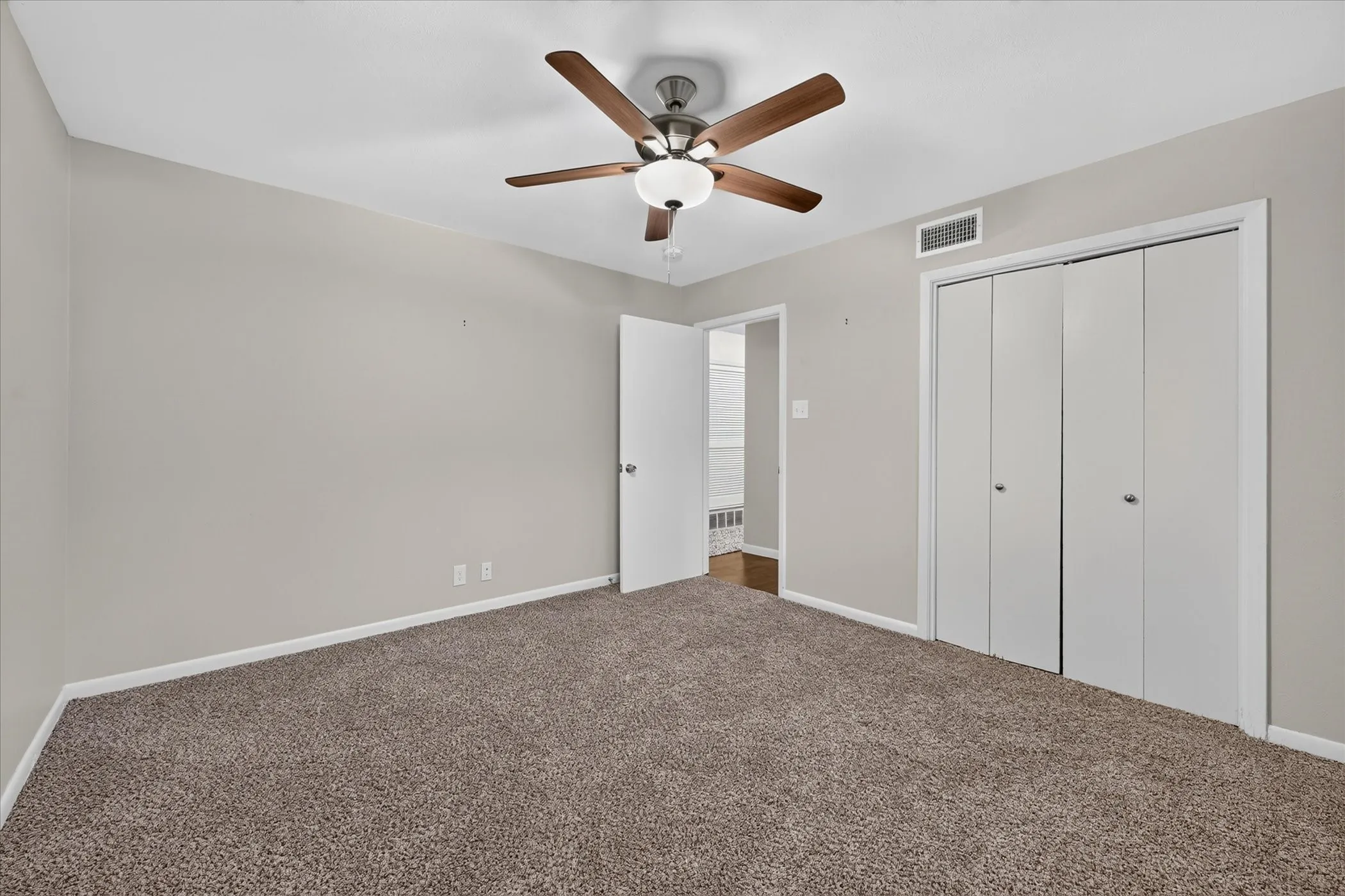 Single Family Residence For Sale in Tarrant County , 844 Woodcrest Drive, Hurst, Texas 76053, 3 Bedroom, 2 Bathroom, 2 Garage spaces, 2,266 Sqft, built in 1961, mls#21400494, Real Estate Agent in Hurst, Homes For Sale in Tarrant county, Homes For Sale in Hurst, Realtor in Hurst Texas, Real Estate Brokerage Independent Realty Texas, Luminita Cordes Realtor