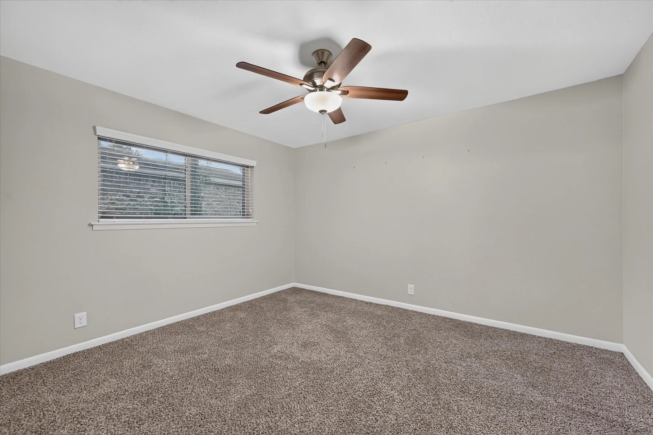 Single Family Residence For Sale in Tarrant County , 844 Woodcrest Drive, Hurst, Texas 76053, 3 Bedroom, 2 Bathroom, 2 Garage spaces, 2,266 Sqft, built in 1961, mls#21400494, Real Estate Agent in Hurst, Homes For Sale in Tarrant county, Homes For Sale in Hurst, Realtor in Hurst Texas, Real Estate Brokerage Independent Realty Texas, Luminita Cordes Realtor