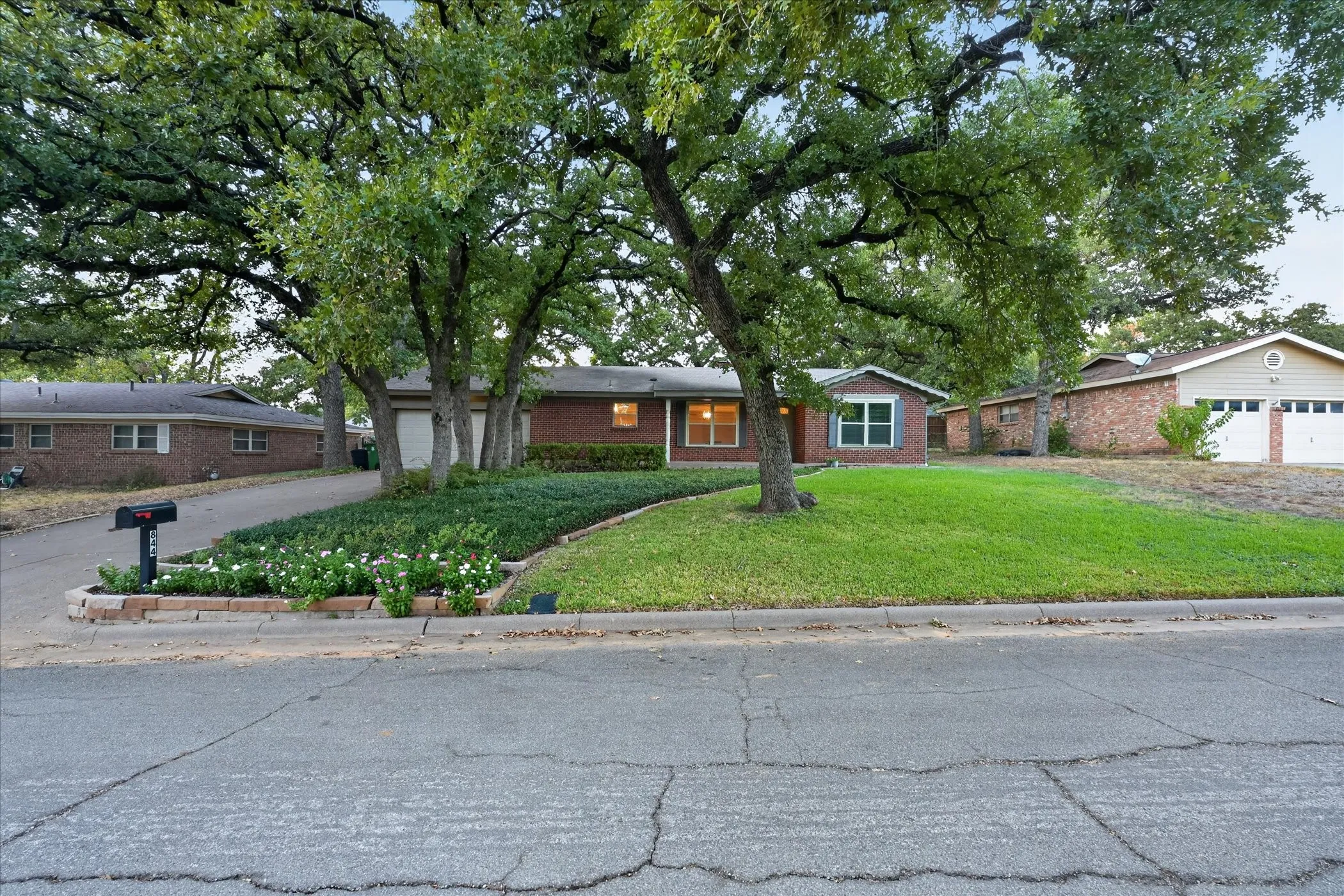 Single Family Residence For Sale in Tarrant County , 844 Woodcrest Drive, Hurst, Texas 76053, 3 Bedroom, 2 Bathroom, 2 Garage spaces, 2,266 Sqft, built in 1961, mls#21400494, Real Estate Agent in Hurst, Homes For Sale in Tarrant county, Homes For Sale in Hurst, Realtor in Hurst Texas, Real Estate Brokerage Independent Realty Texas, Luminita Cordes Realtor