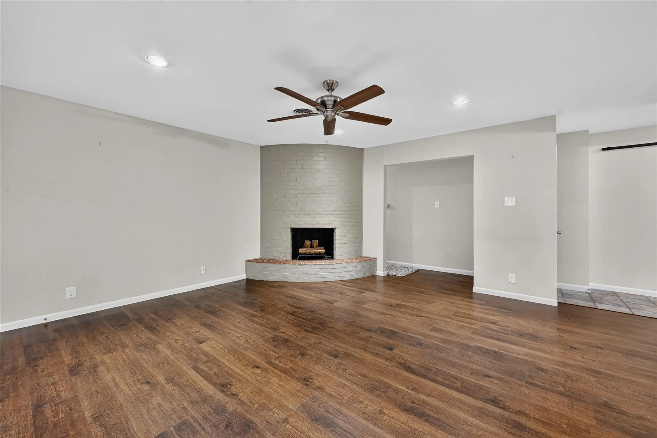 Single Family Residence For Sale in Tarrant County , 844 Woodcrest Drive, Hurst, Texas 76053, 3 Bedroom, 2 Bathroom, 2 Garage spaces, 2,266 Sqft, built in 1961, mls#21400494, Real Estate Agent in Hurst, Homes For Sale in Tarrant county, Homes For Sale in Hurst, Realtor in Hurst Texas, Real Estate Brokerage Independent Realty Texas, Luminita Cordes Realtor