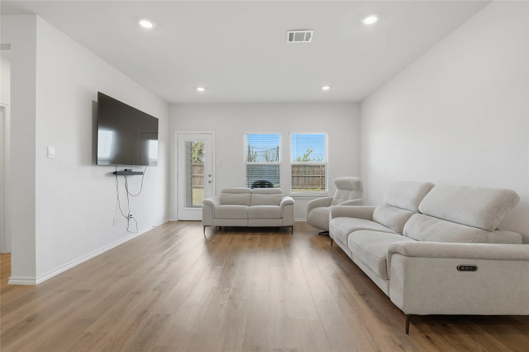 Single Family Residence For Sale in Hunt County , 2102 Bailer Way, Royse City, Texas 75189, 5 Bedroom, 3 Bathroom, 2 Garage spaces, 2,521 Sqft, built in 2023, mls#21400516, Real Estate Agent in Royse City, Homes For Sale in Hunt county, Homes For Sale in Royse City, Realtor in Royse City Texas, Real Estate Brokerage Independent Realty Texas, Luminita Cordes Realtor