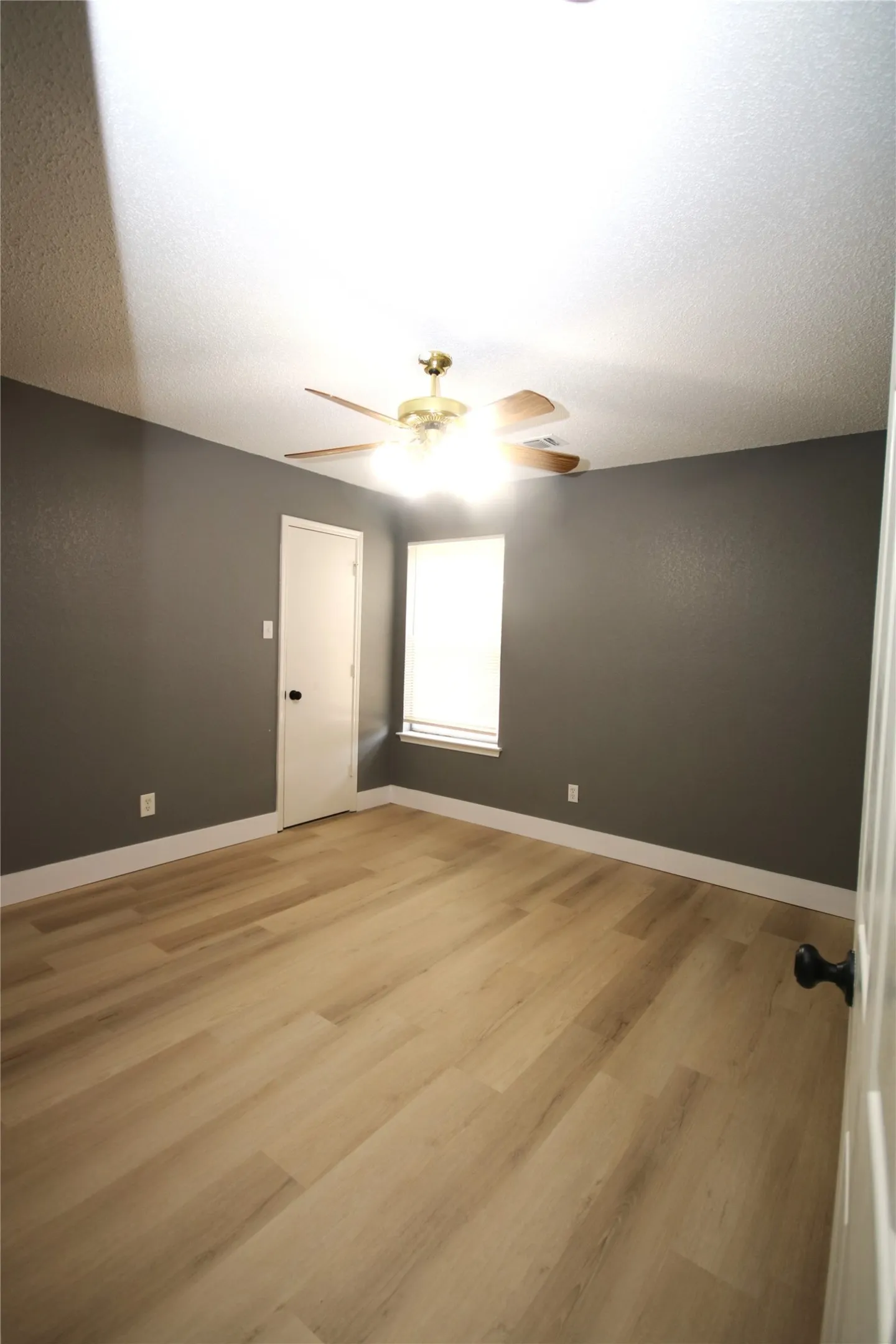 Single Family Residence For Rent in Tarrant County , 6414 Juliette Run, Arlington, Texas 76002, 5 Bedroom, 3 Bathroom, 2 Garage spaces, 1,869 Sqft, built in 1997, mls#21396436, Real Estate Agent in Arlington, Homes For Rent in Tarrant county, Homes For Rent in Arlington, Realtor in Arlington Texas, Real Estate Brokerage Independent Realty Texas, Luminita Cordes Realtor