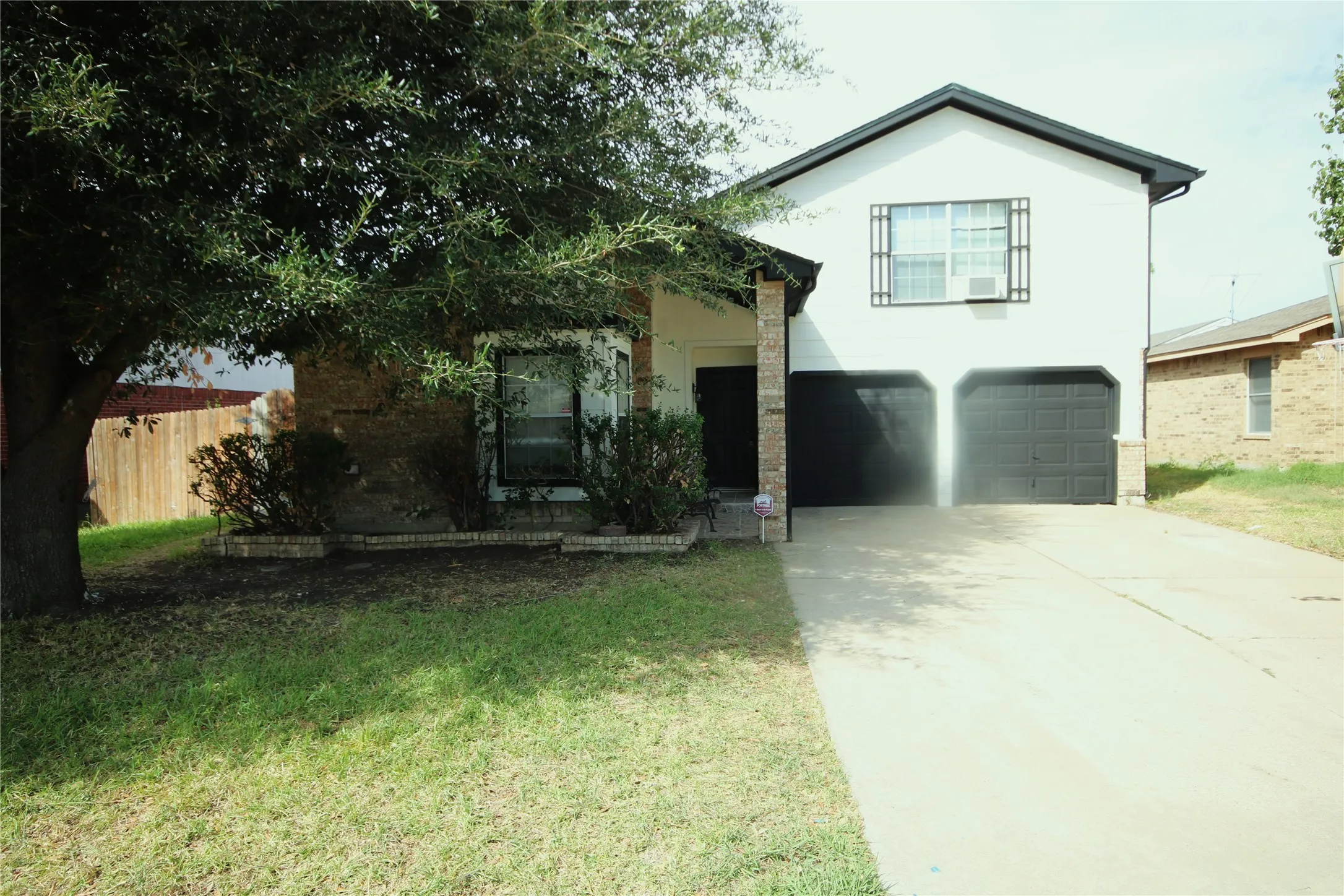 Single Family Residence For Rent in Tarrant County , 6414 Juliette Run, Arlington, Texas 76002, 5 Bedroom, 3 Bathroom, 2 Garage spaces, 1,869 Sqft, built in 1997, mls#21396436, Real Estate Agent in Arlington, Homes For Rent in Tarrant county, Homes For Rent in Arlington, Realtor in Arlington Texas, Real Estate Brokerage Independent Realty Texas, Luminita Cordes Realtor