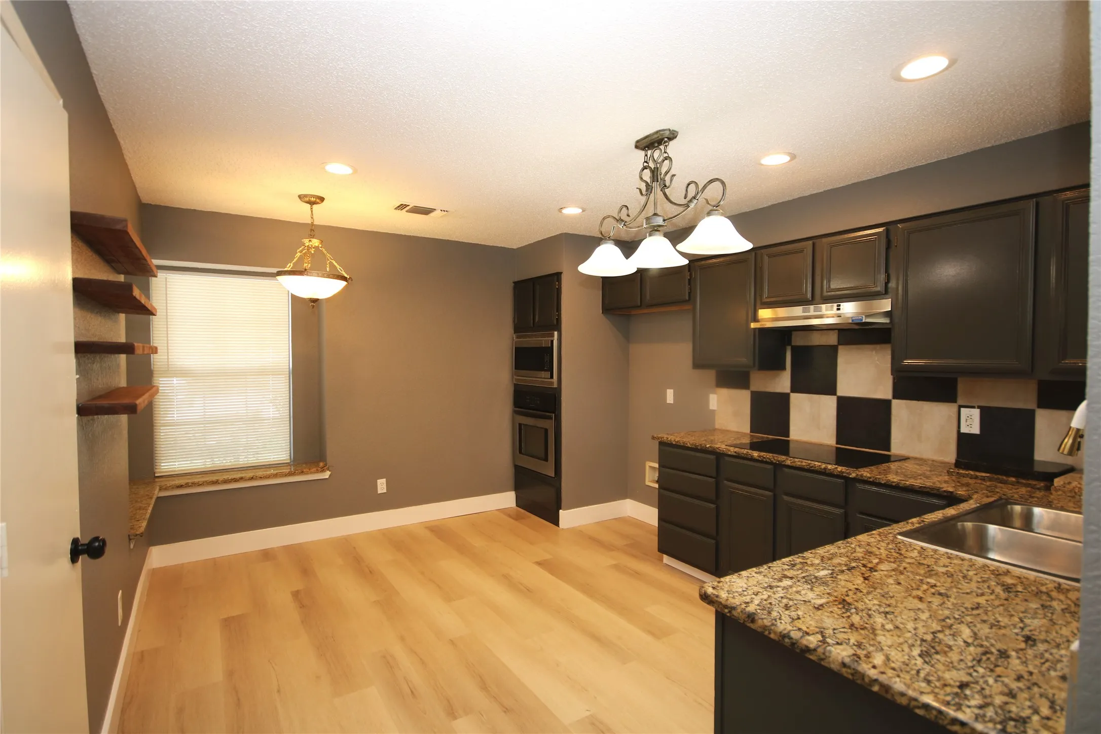 Single Family Residence For Rent in Tarrant County , 6414 Juliette Run, Arlington, Texas 76002, 5 Bedroom, 3 Bathroom, 2 Garage spaces, 1,869 Sqft, built in 1997, mls#21396436, Real Estate Agent in Arlington, Homes For Rent in Tarrant county, Homes For Rent in Arlington, Realtor in Arlington Texas, Real Estate Brokerage Independent Realty Texas, Luminita Cordes Realtor