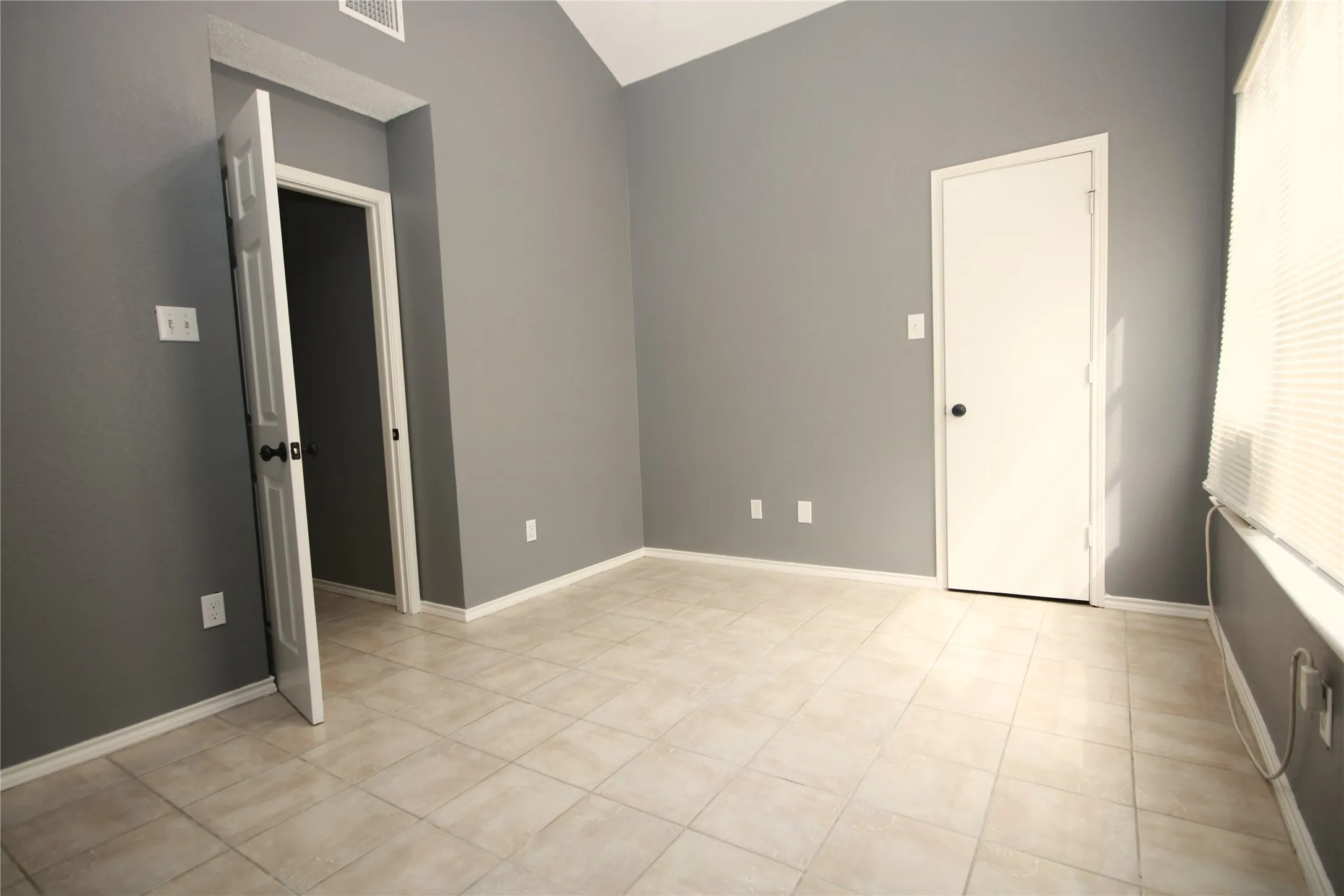 Single Family Residence For Rent in Tarrant County , 6414 Juliette Run, Arlington, Texas 76002, 5 Bedroom, 3 Bathroom, 2 Garage spaces, 1,869 Sqft, built in 1997, mls#21396436, Real Estate Agent in Arlington, Homes For Rent in Tarrant county, Homes For Rent in Arlington, Realtor in Arlington Texas, Real Estate Brokerage Independent Realty Texas, Luminita Cordes Realtor