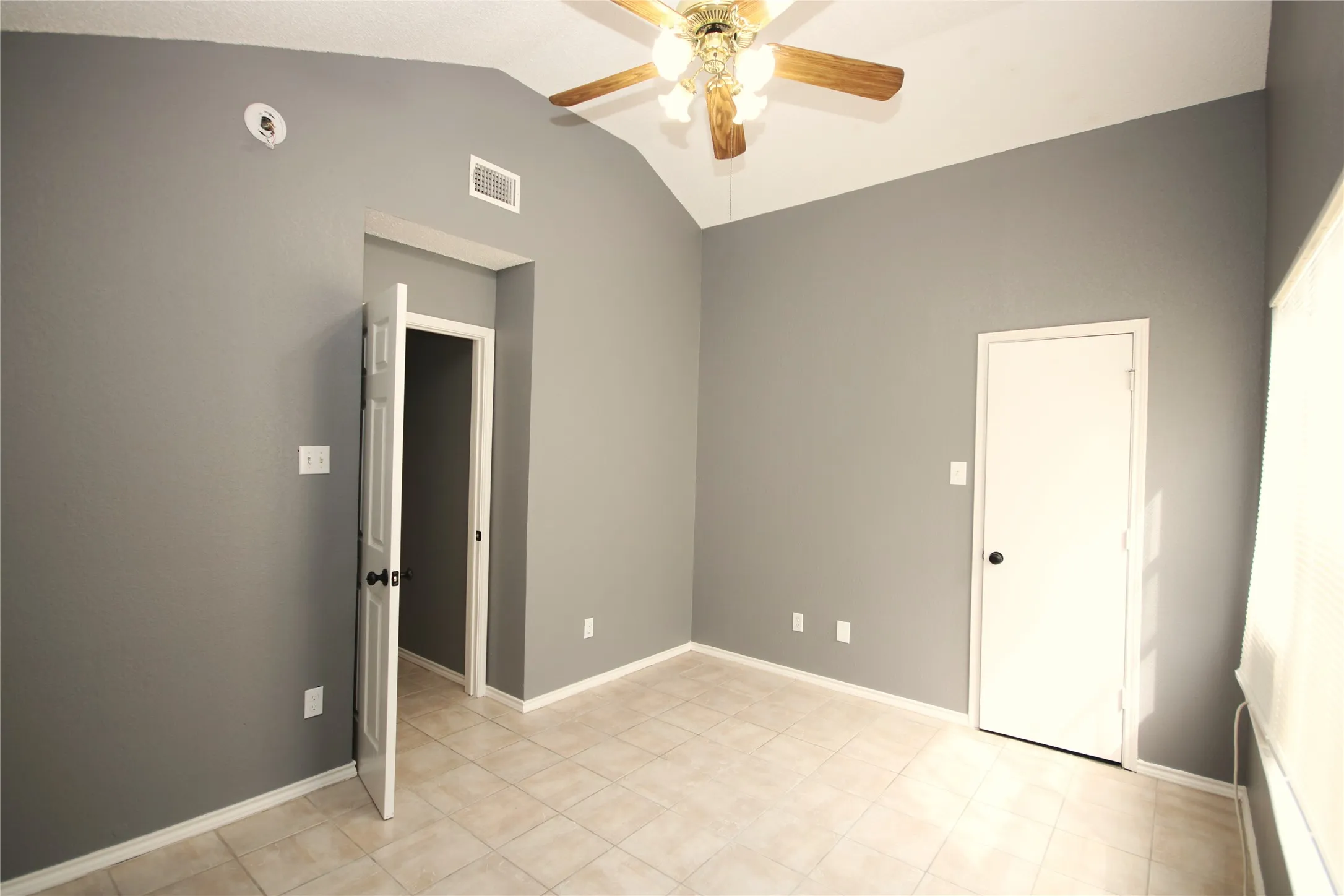 Single Family Residence For Rent in Tarrant County , 6414 Juliette Run, Arlington, Texas 76002, 5 Bedroom, 3 Bathroom, 2 Garage spaces, 1,869 Sqft, built in 1997, mls#21396436, Real Estate Agent in Arlington, Homes For Rent in Tarrant county, Homes For Rent in Arlington, Realtor in Arlington Texas, Real Estate Brokerage Independent Realty Texas, Luminita Cordes Realtor
