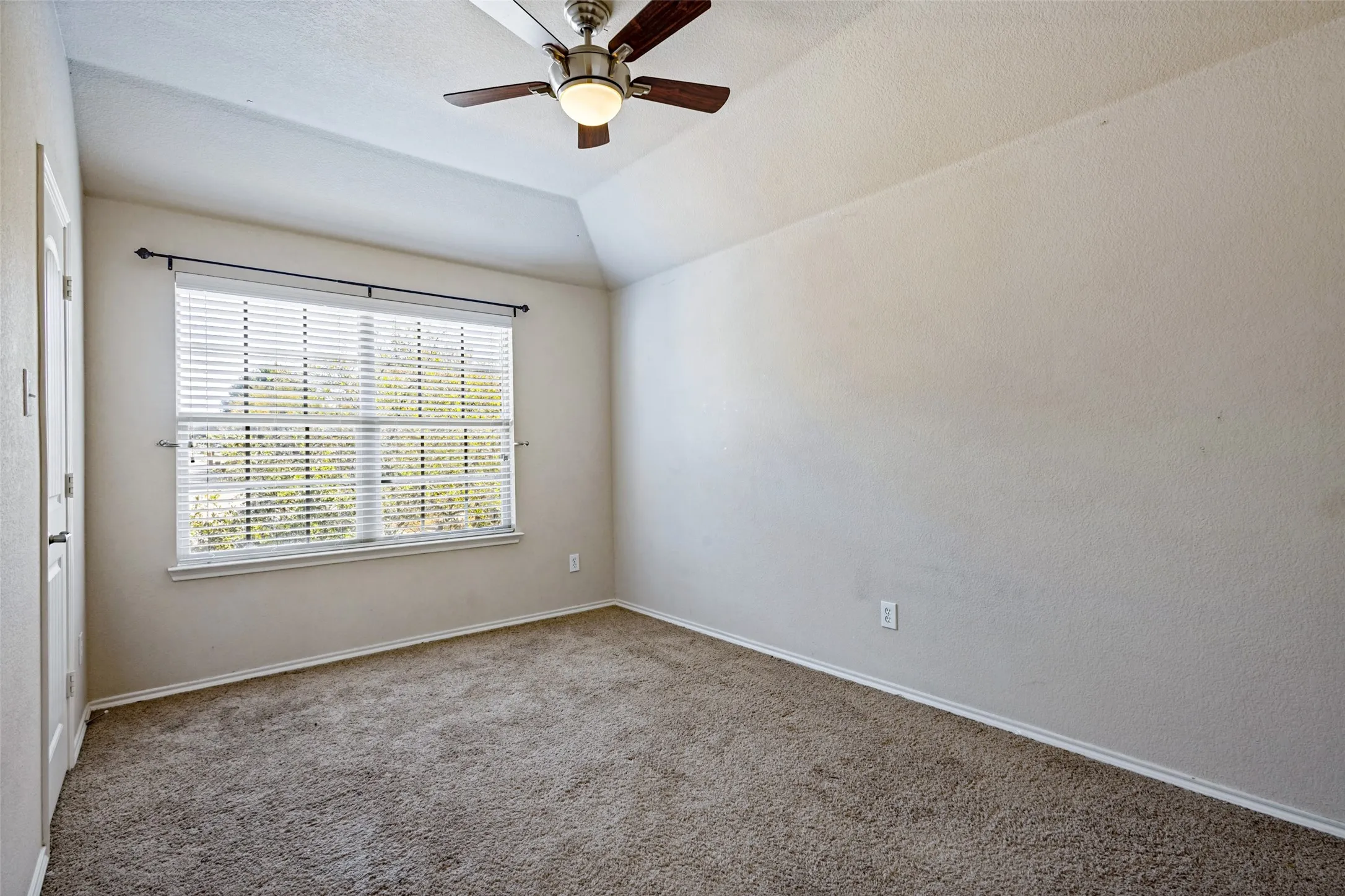 Single Family Residence For Sale in Collin County , 2201 Canyon Point, Mc Kinney, Texas 75071, 4 Bedroom, 3 Bathroom, 2 Garage spaces, 2,394 Sqft, built in 2011, mls#21400055, Real Estate Agent in Mc Kinney, Homes For Sale in Collin county, Homes For Sale in Mc Kinney, Realtor in Mc Kinney Texas, Real Estate Brokerage Independent Realty Texas, Luminita Cordes Realtor