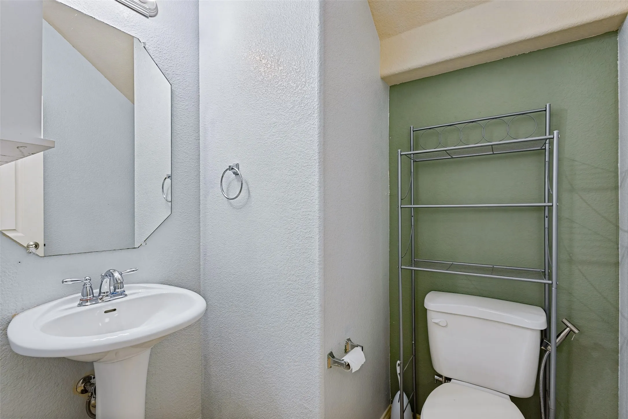 Single Family Residence For Sale in Collin County , 2201 Canyon Point, Mc Kinney, Texas 75071, 4 Bedroom, 3 Bathroom, 2 Garage spaces, 2,394 Sqft, built in 2011, mls#21400055, Real Estate Agent in Mc Kinney, Homes For Sale in Collin county, Homes For Sale in Mc Kinney, Realtor in Mc Kinney Texas, Real Estate Brokerage Independent Realty Texas, Luminita Cordes Realtor