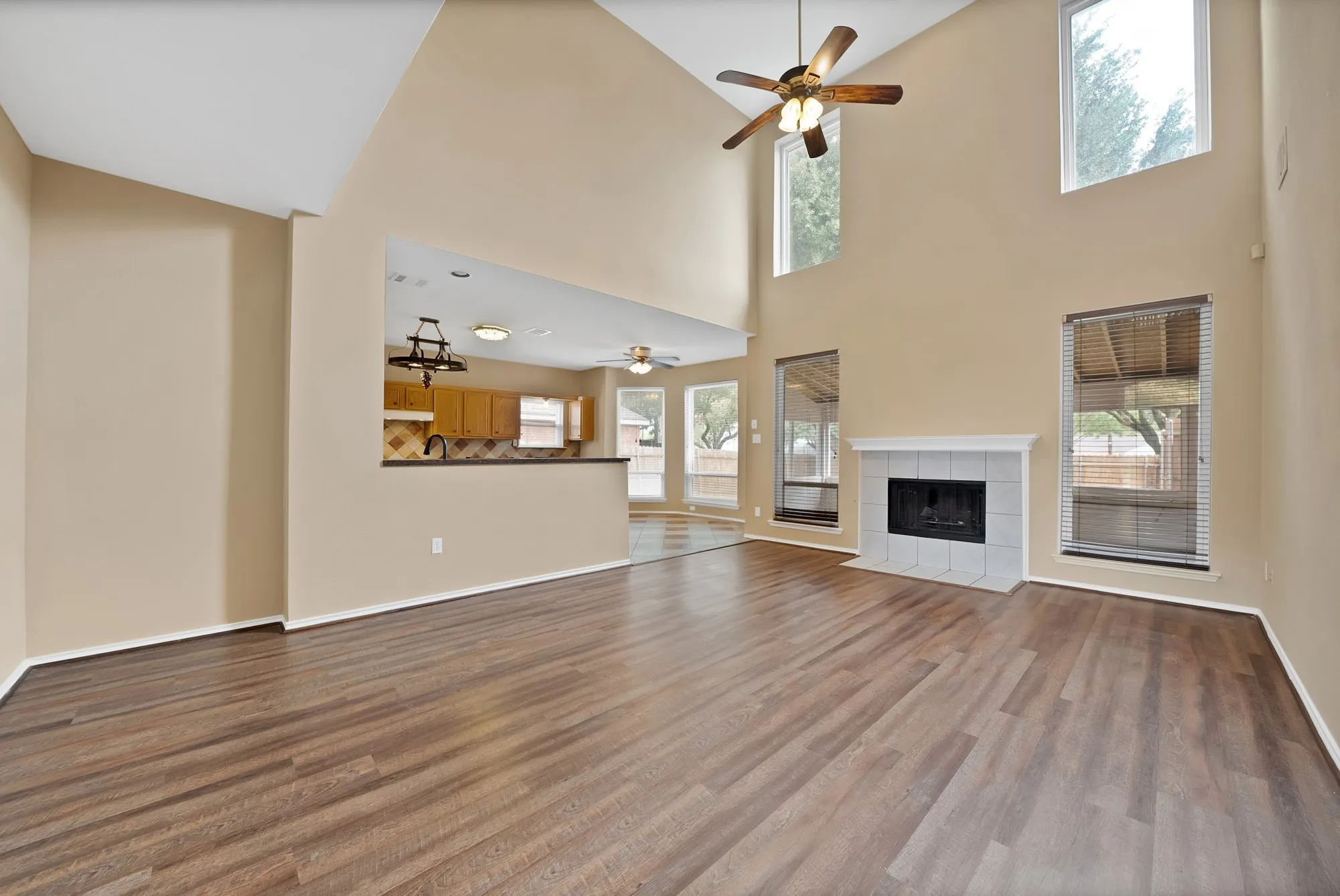 Single Family Residence For Sale in Dallas County , 2513 Pecan Meadow Drive, Garland, Texas 75040, 3 Bedroom, 3 Bathroom, 2 Garage spaces, 2,946 Sqft, built in 1996, mls#21399494, Real Estate Agent in Garland, Homes For Sale in Dallas county, Homes For Sale in Garland, Realtor in Garland Texas, Real Estate Brokerage Independent Realty Texas, Luminita Cordes Realtor