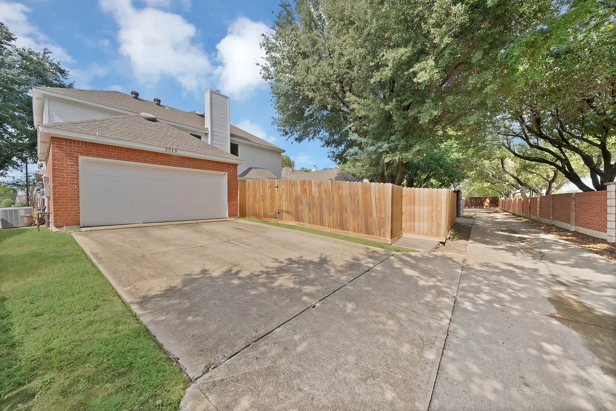 Single Family Residence For Sale in Dallas County , 2513 Pecan Meadow Drive, Garland, Texas 75040, 3 Bedroom, 3 Bathroom, 2 Garage spaces, 2,946 Sqft, built in 1996, mls#21399494, Real Estate Agent in Garland, Homes For Sale in Dallas county, Homes For Sale in Garland, Realtor in Garland Texas, Real Estate Brokerage Independent Realty Texas, Luminita Cordes Realtor