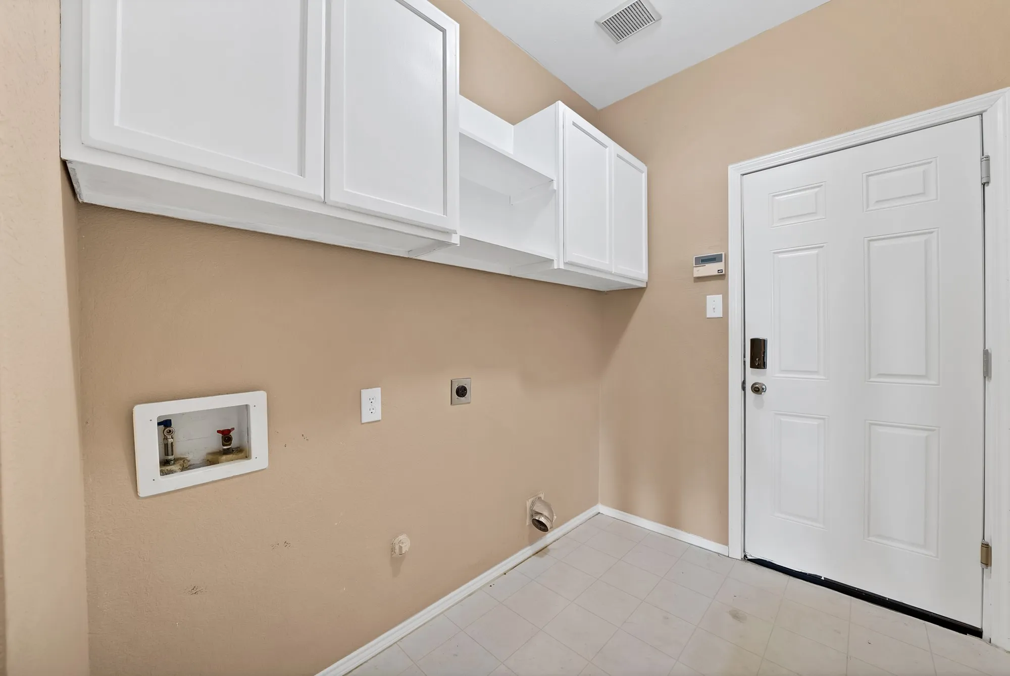 Single Family Residence For Sale in Dallas County , 2513 Pecan Meadow Drive, Garland, Texas 75040, 3 Bedroom, 3 Bathroom, 2 Garage spaces, 2,946 Sqft, built in 1996, mls#21399494, Real Estate Agent in Garland, Homes For Sale in Dallas county, Homes For Sale in Garland, Realtor in Garland Texas, Real Estate Brokerage Independent Realty Texas, Luminita Cordes Realtor