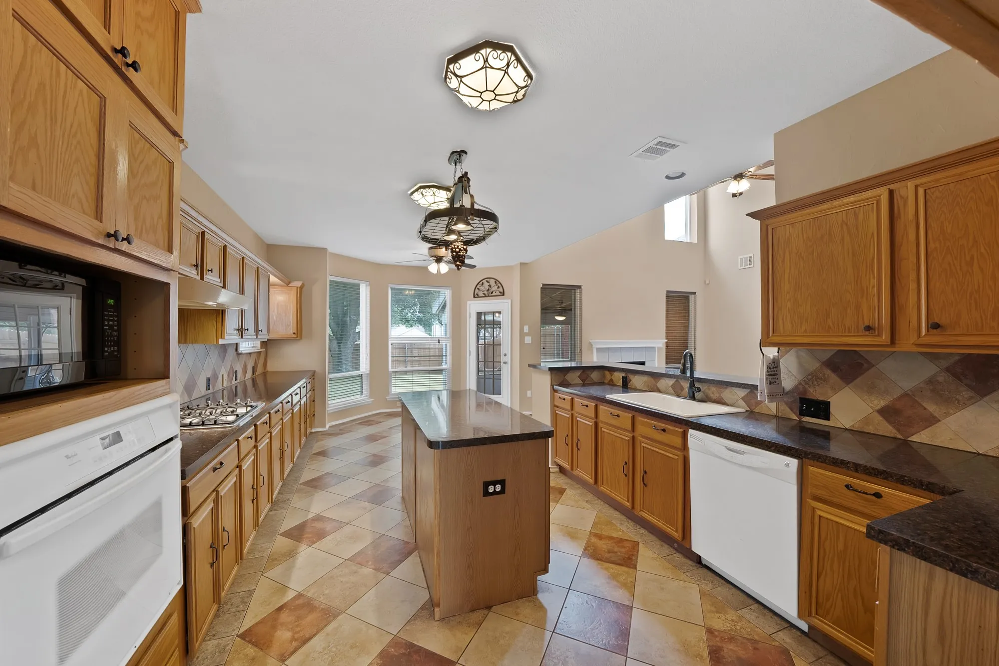 Single Family Residence For Sale in Dallas County , 2513 Pecan Meadow Drive, Garland, Texas 75040, 3 Bedroom, 3 Bathroom, 2 Garage spaces, 2,946 Sqft, built in 1996, mls#21399494, Real Estate Agent in Garland, Homes For Sale in Dallas county, Homes For Sale in Garland, Realtor in Garland Texas, Real Estate Brokerage Independent Realty Texas, Luminita Cordes Realtor