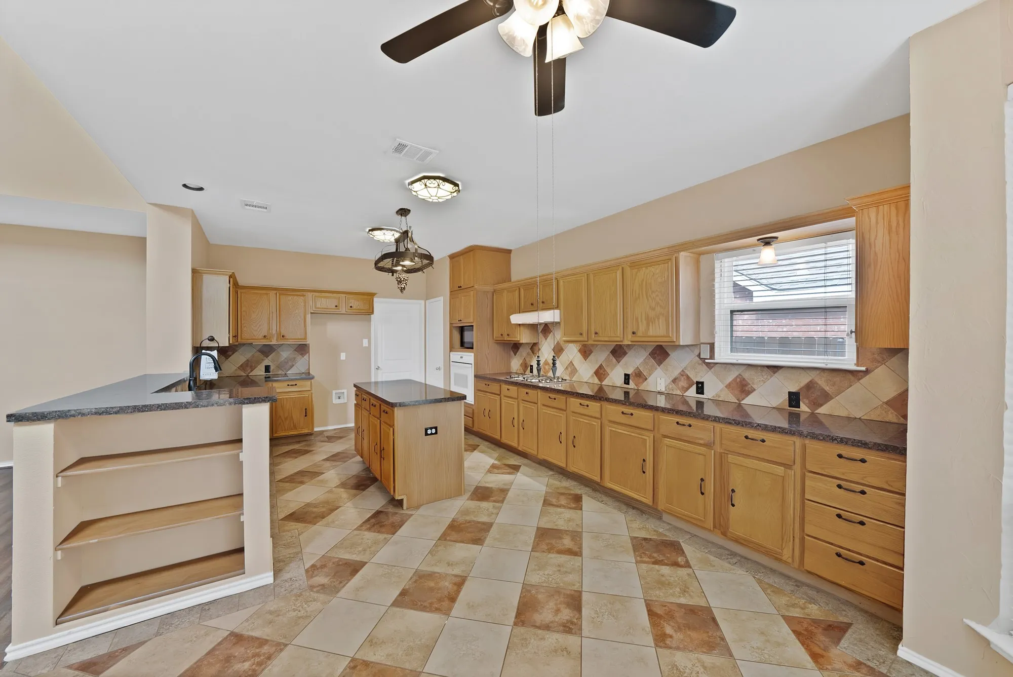 Single Family Residence For Sale in Dallas County , 2513 Pecan Meadow Drive, Garland, Texas 75040, 3 Bedroom, 3 Bathroom, 2 Garage spaces, 2,946 Sqft, built in 1996, mls#21399494, Real Estate Agent in Garland, Homes For Sale in Dallas county, Homes For Sale in Garland, Realtor in Garland Texas, Real Estate Brokerage Independent Realty Texas, Luminita Cordes Realtor