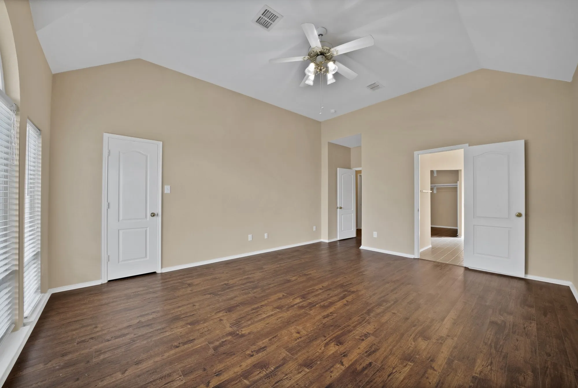 Single Family Residence For Sale in Dallas County , 2513 Pecan Meadow Drive, Garland, Texas 75040, 3 Bedroom, 3 Bathroom, 2 Garage spaces, 2,946 Sqft, built in 1996, mls#21399494, Real Estate Agent in Garland, Homes For Sale in Dallas county, Homes For Sale in Garland, Realtor in Garland Texas, Real Estate Brokerage Independent Realty Texas, Luminita Cordes Realtor