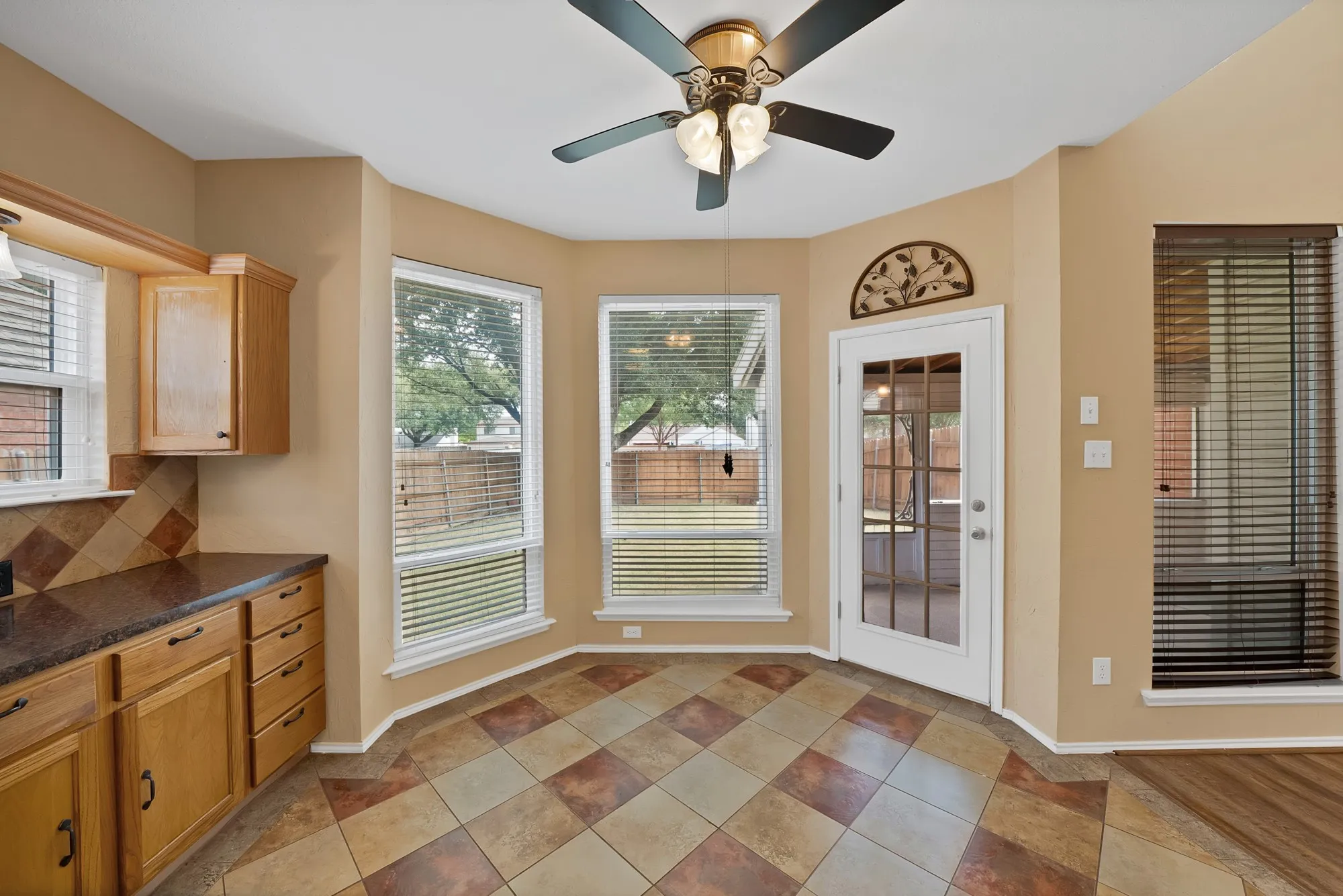 Single Family Residence For Sale in Dallas County , 2513 Pecan Meadow Drive, Garland, Texas 75040, 3 Bedroom, 3 Bathroom, 2 Garage spaces, 2,946 Sqft, built in 1996, mls#21399494, Real Estate Agent in Garland, Homes For Sale in Dallas county, Homes For Sale in Garland, Realtor in Garland Texas, Real Estate Brokerage Independent Realty Texas, Luminita Cordes Realtor