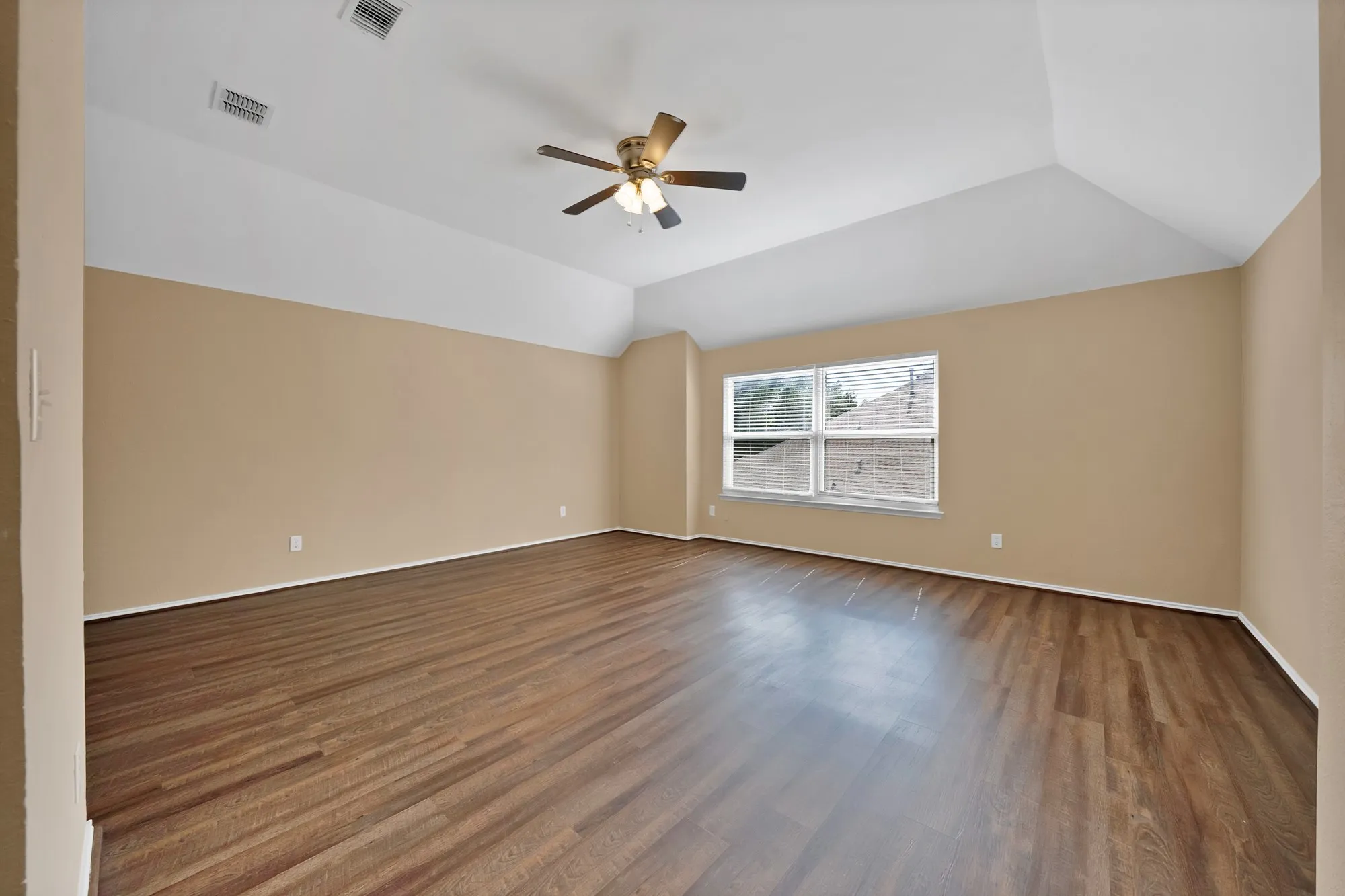 Single Family Residence For Sale in Dallas County , 2513 Pecan Meadow Drive, Garland, Texas 75040, 3 Bedroom, 3 Bathroom, 2 Garage spaces, 2,946 Sqft, built in 1996, mls#21399494, Real Estate Agent in Garland, Homes For Sale in Dallas county, Homes For Sale in Garland, Realtor in Garland Texas, Real Estate Brokerage Independent Realty Texas, Luminita Cordes Realtor