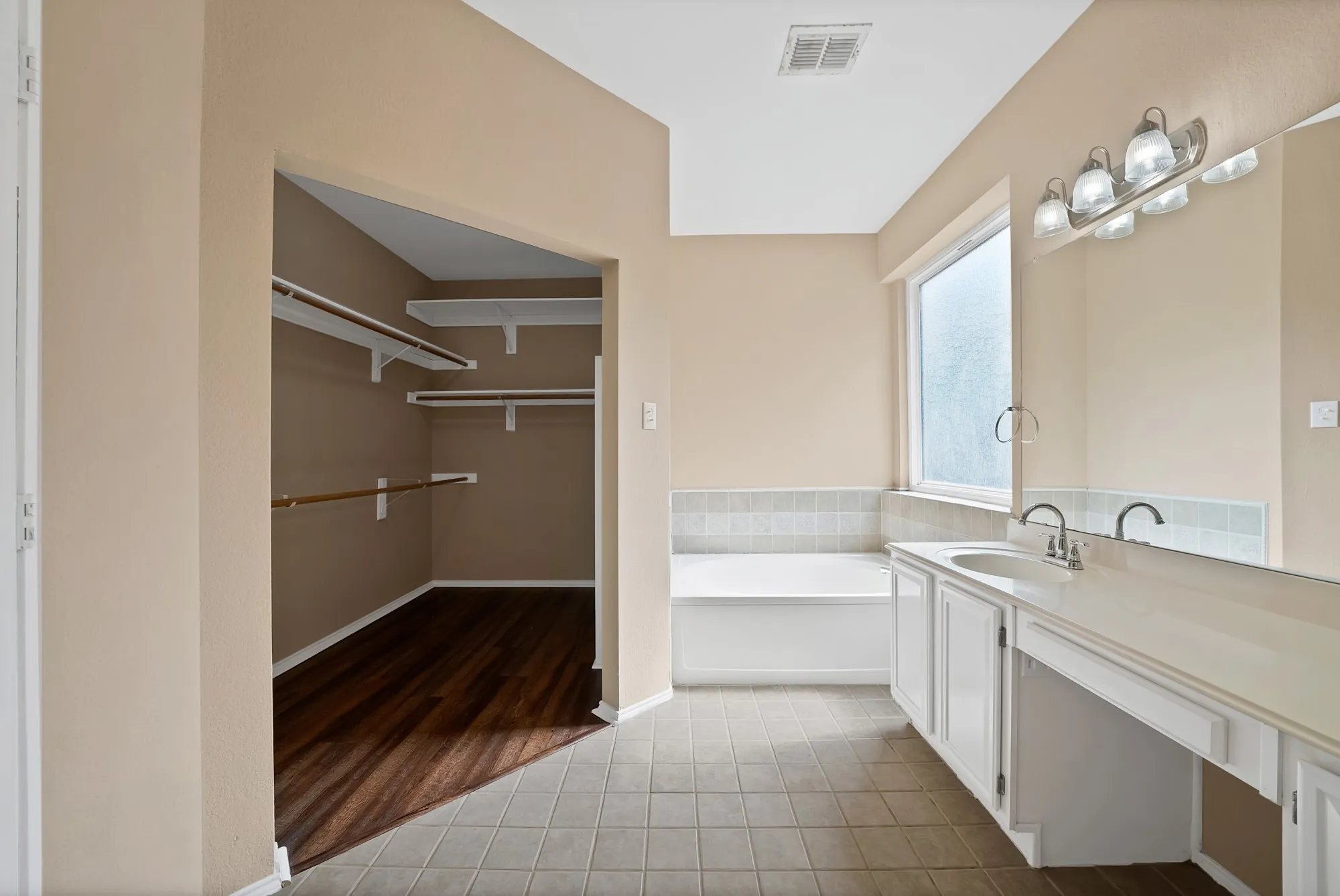 Single Family Residence For Sale in Dallas County , 2513 Pecan Meadow Drive, Garland, Texas 75040, 3 Bedroom, 3 Bathroom, 2 Garage spaces, 2,946 Sqft, built in 1996, mls#21399494, Real Estate Agent in Garland, Homes For Sale in Dallas county, Homes For Sale in Garland, Realtor in Garland Texas, Real Estate Brokerage Independent Realty Texas, Luminita Cordes Realtor