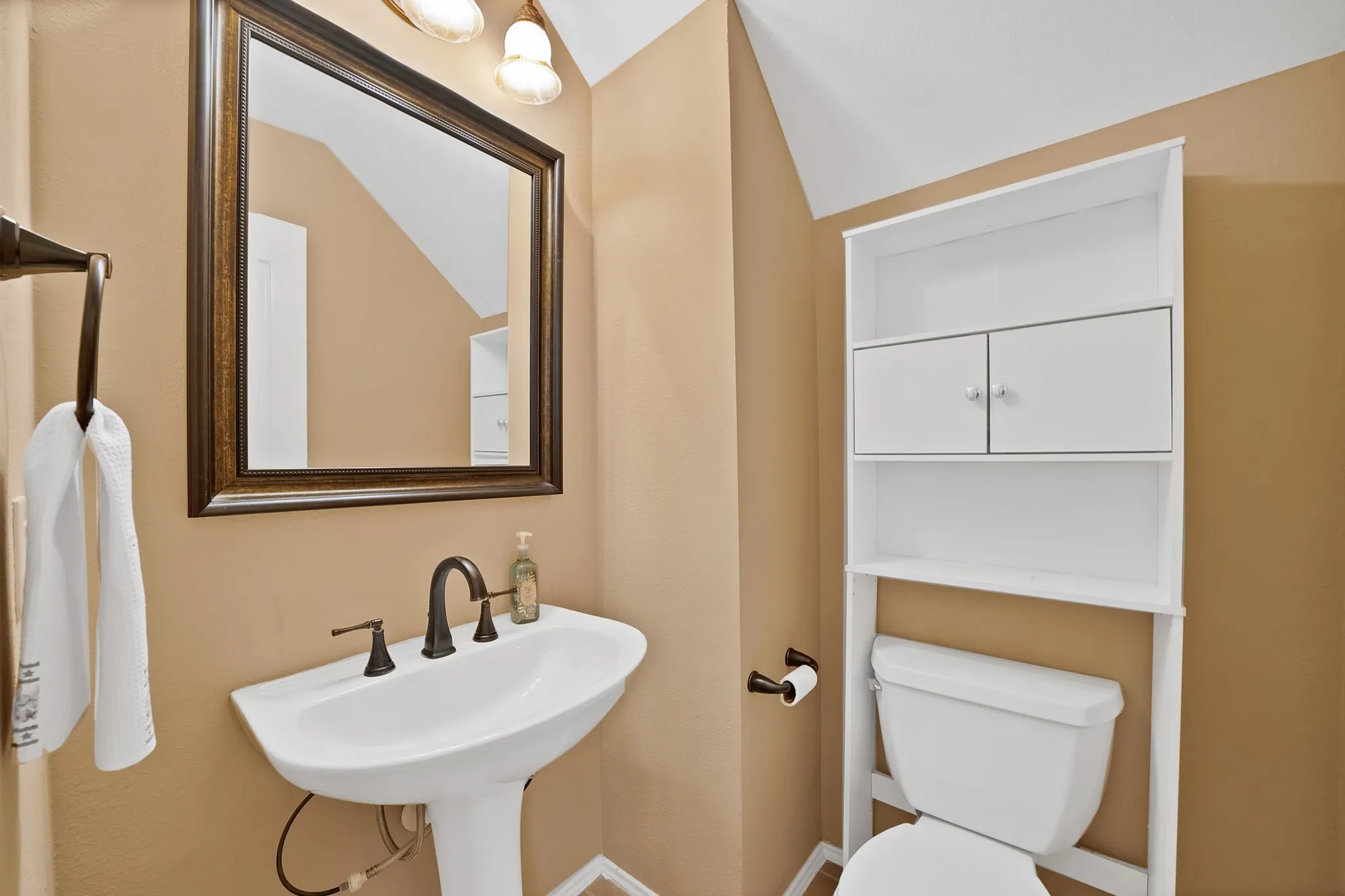 Single Family Residence For Sale in Dallas County , 2513 Pecan Meadow Drive, Garland, Texas 75040, 3 Bedroom, 3 Bathroom, 2 Garage spaces, 2,946 Sqft, built in 1996, mls#21399494, Real Estate Agent in Garland, Homes For Sale in Dallas county, Homes For Sale in Garland, Realtor in Garland Texas, Real Estate Brokerage Independent Realty Texas, Luminita Cordes Realtor
