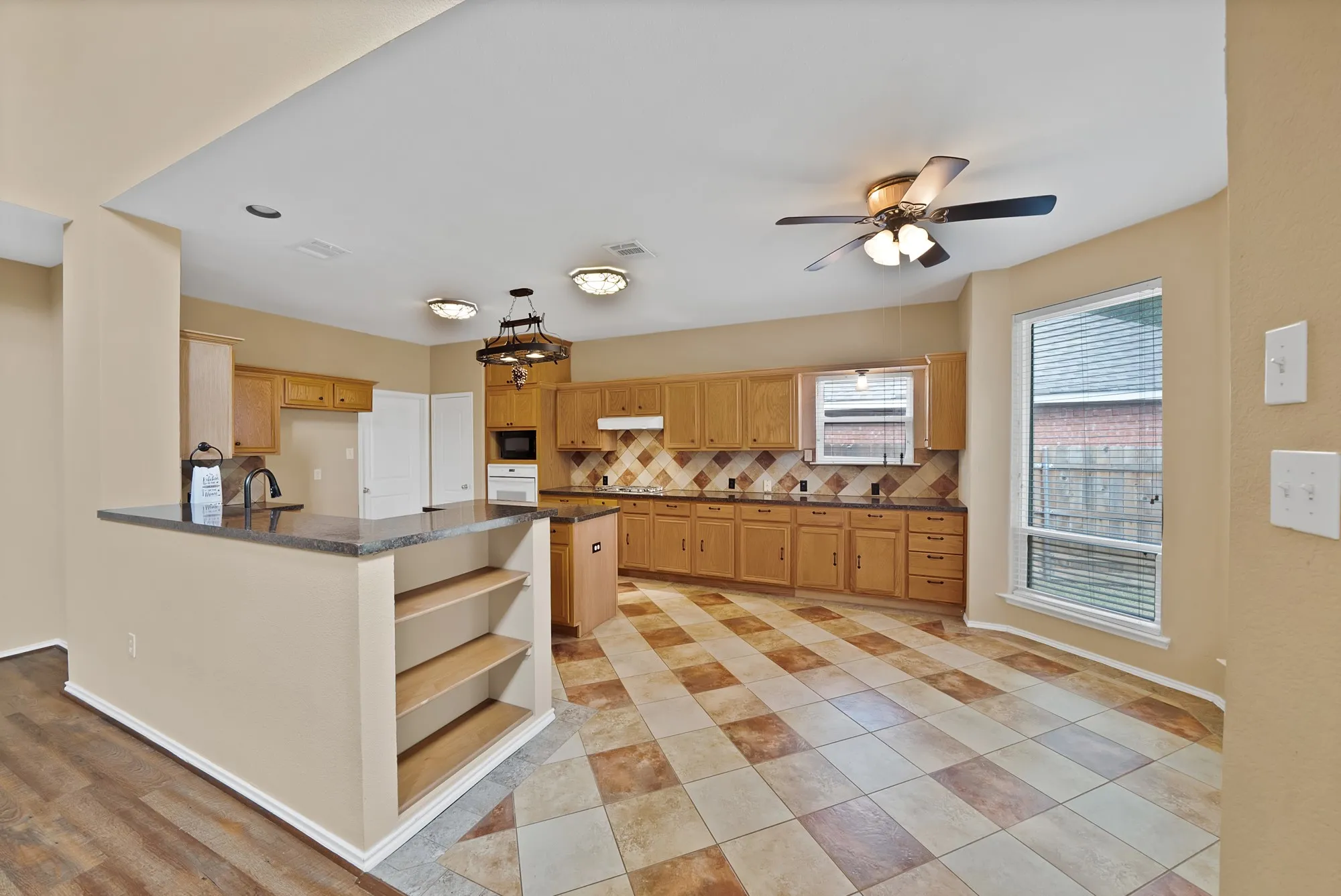 Single Family Residence For Sale in Dallas County , 2513 Pecan Meadow Drive, Garland, Texas 75040, 3 Bedroom, 3 Bathroom, 2 Garage spaces, 2,946 Sqft, built in 1996, mls#21399494, Real Estate Agent in Garland, Homes For Sale in Dallas county, Homes For Sale in Garland, Realtor in Garland Texas, Real Estate Brokerage Independent Realty Texas, Luminita Cordes Realtor