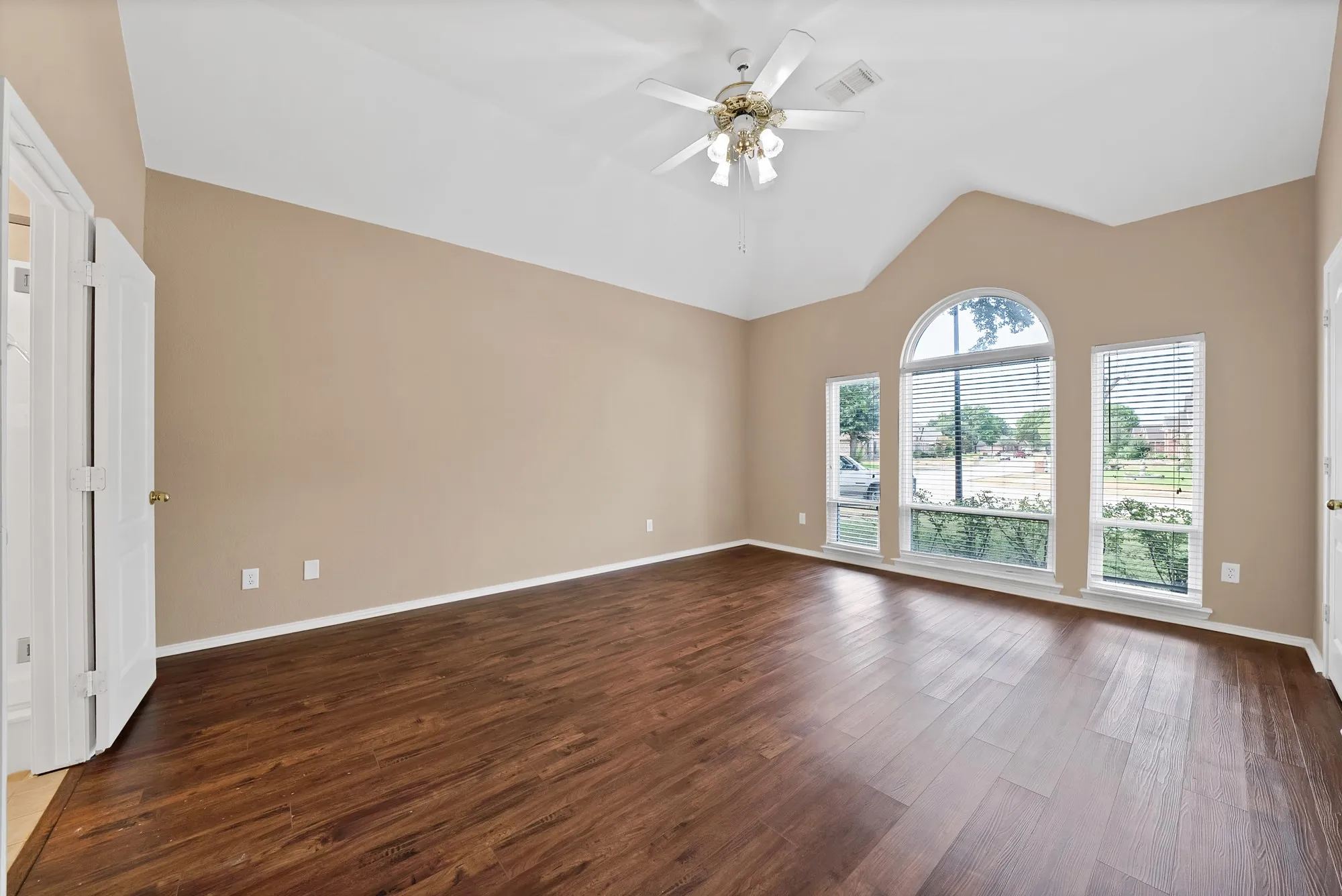 Single Family Residence For Sale in Dallas County , 2513 Pecan Meadow Drive, Garland, Texas 75040, 3 Bedroom, 3 Bathroom, 2 Garage spaces, 2,946 Sqft, built in 1996, mls#21399494, Real Estate Agent in Garland, Homes For Sale in Dallas county, Homes For Sale in Garland, Realtor in Garland Texas, Real Estate Brokerage Independent Realty Texas, Luminita Cordes Realtor