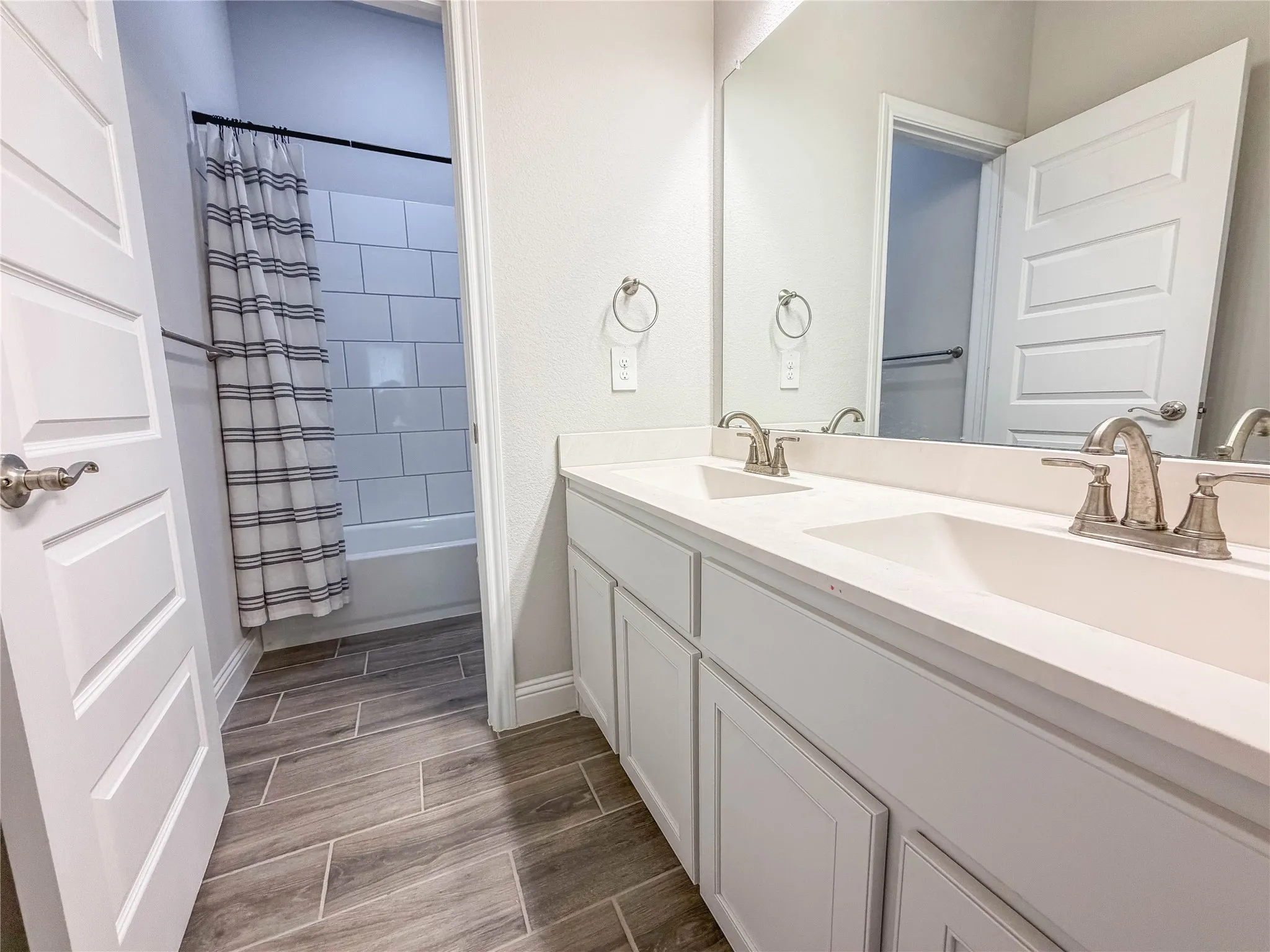 Single Family Residence For Sale in Ellis County , 484 Haven Road, Waxahachie, Texas 75165, 3 Bedroom, 3 Bathroom, 2 Garage spaces, 2,641 Sqft, built in 2022, mls#21400542, Real Estate Agent in Waxahachie, Homes For Sale in Ellis county, Homes For Sale in Waxahachie, Realtor in Waxahachie Texas, Real Estate Brokerage Independent Realty Texas, Luminita Cordes Realtor