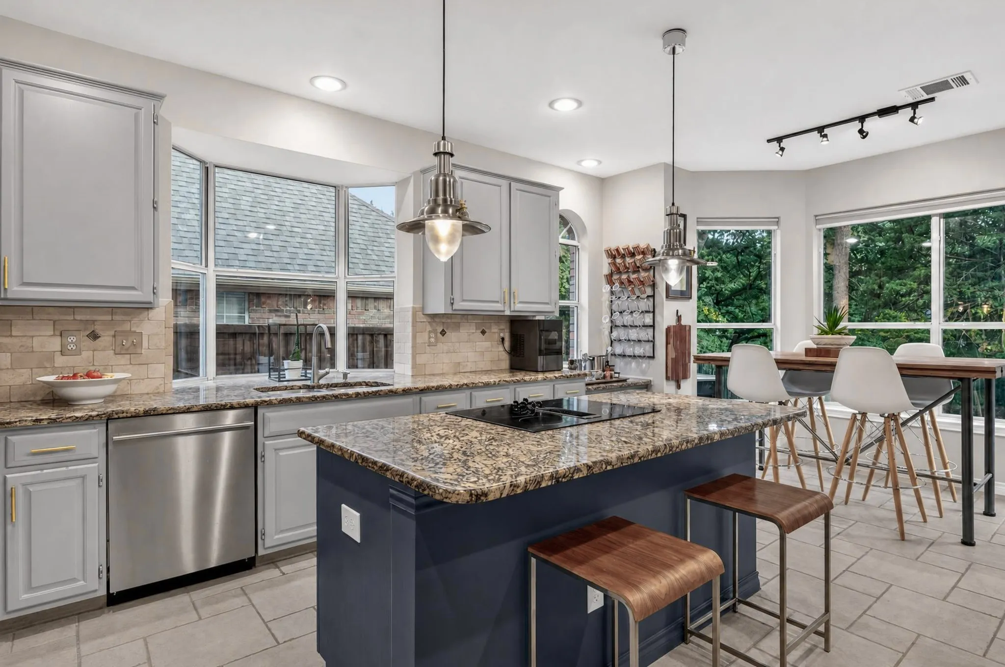 Single Family Residence For Sale in Denton County , 2665 Woodside Drive, Highland Village, Texas 75077, 4 Bedroom, 3 Bathroom, 2 Garage spaces, 2,951 Sqft, built in 1992, mls#21399722, Real Estate Agent in Highland Village, Homes For Sale in Denton county, Homes For Sale in Highland Village, Realtor in Highland Village Texas, Real Estate Brokerage Independent Realty Texas, Luminita Cordes Realtor