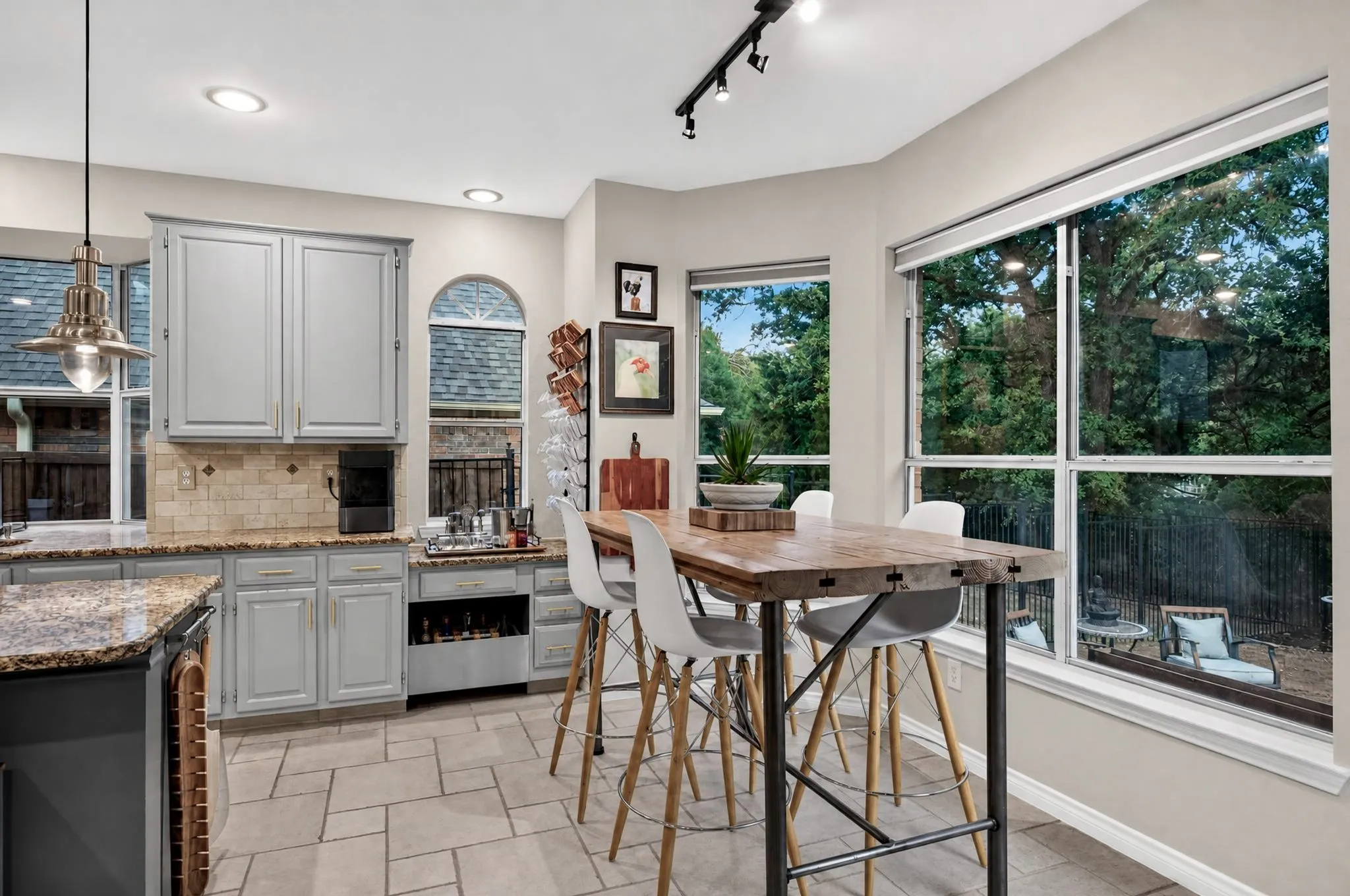 Single Family Residence For Sale in Denton County , 2665 Woodside Drive, Highland Village, Texas 75077, 4 Bedroom, 3 Bathroom, 2 Garage spaces, 2,951 Sqft, built in 1992, mls#21399722, Real Estate Agent in Highland Village, Homes For Sale in Denton county, Homes For Sale in Highland Village, Realtor in Highland Village Texas, Real Estate Brokerage Independent Realty Texas, Luminita Cordes Realtor