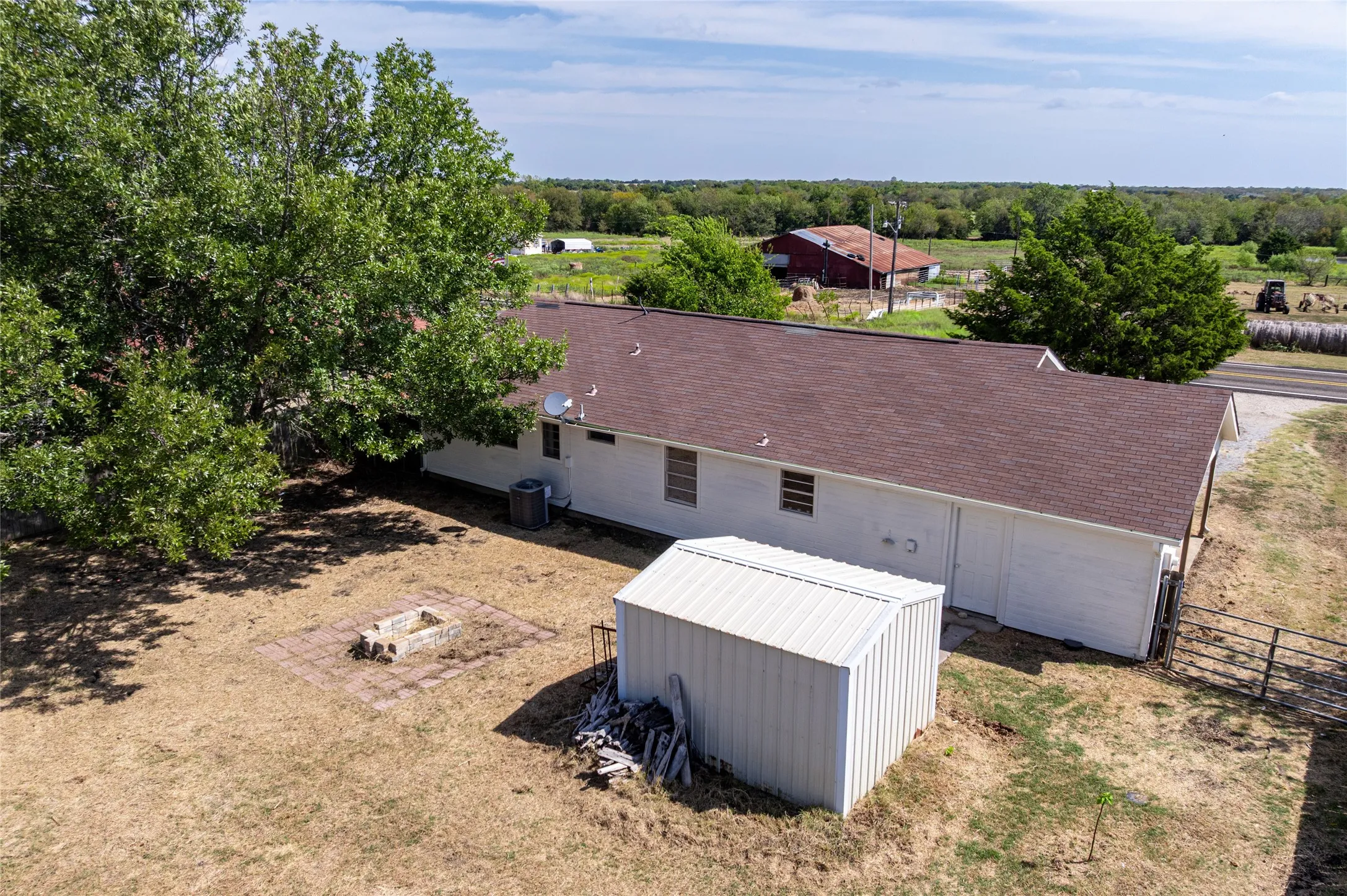 Single Family Residence For Sale in Hunt County , 614 E FM 272, Celeste, Texas 75423, 3 Bedroom, 2 Bathroom, Garage spaces, 1,301 Sqft, built in 1990, mls#21398649, Real Estate Agent in Celeste, Homes For Sale in Hunt county, Homes For Sale in Celeste, Realtor in Celeste Texas, Real Estate Brokerage Independent Realty Texas, Luminita Cordes Realtor