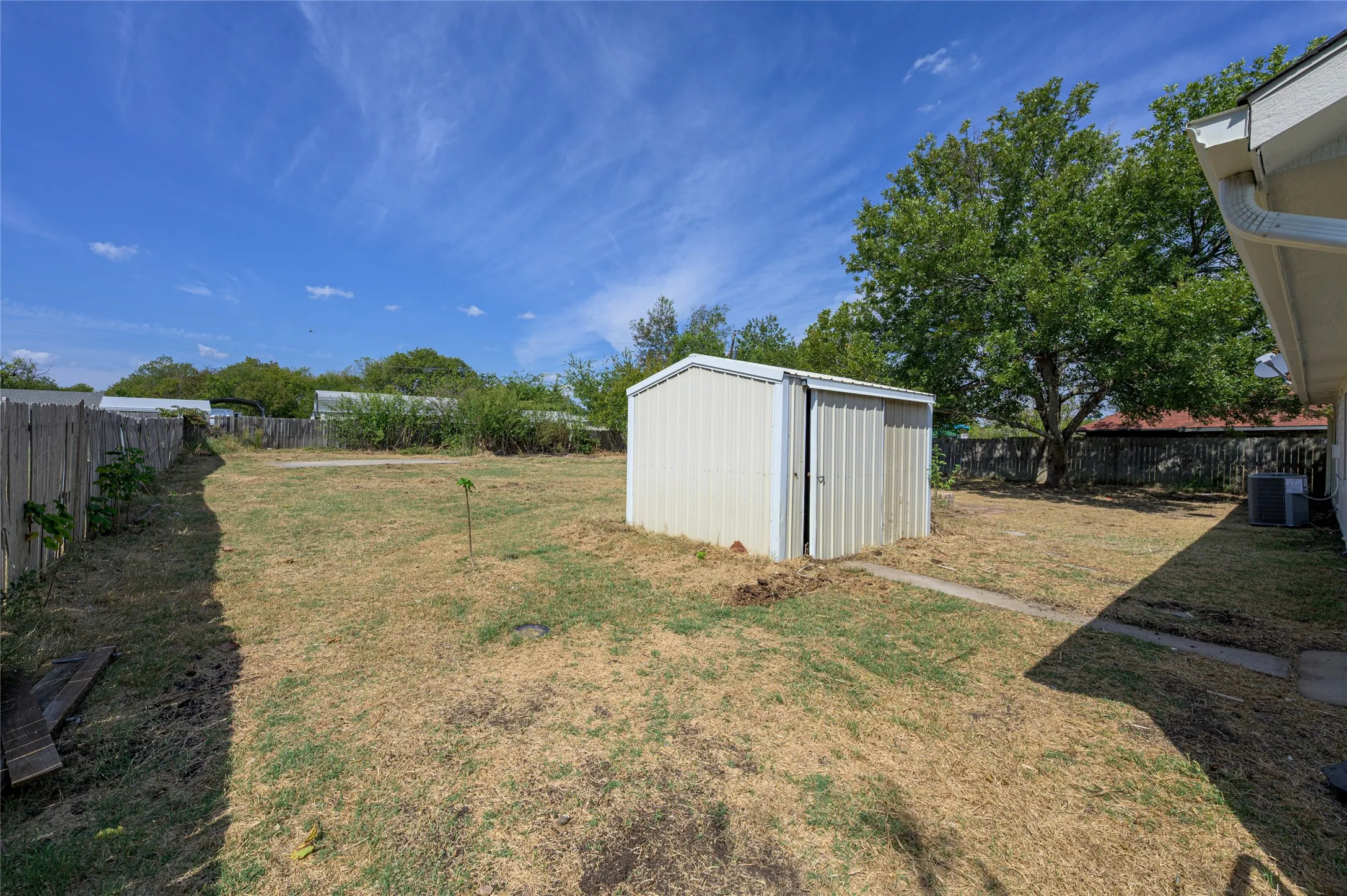 Single Family Residence For Sale in Hunt County , 614 E FM 272, Celeste, Texas 75423, 3 Bedroom, 2 Bathroom, Garage spaces, 1,301 Sqft, built in 1990, mls#21398649, Real Estate Agent in Celeste, Homes For Sale in Hunt county, Homes For Sale in Celeste, Realtor in Celeste Texas, Real Estate Brokerage Independent Realty Texas, Luminita Cordes Realtor