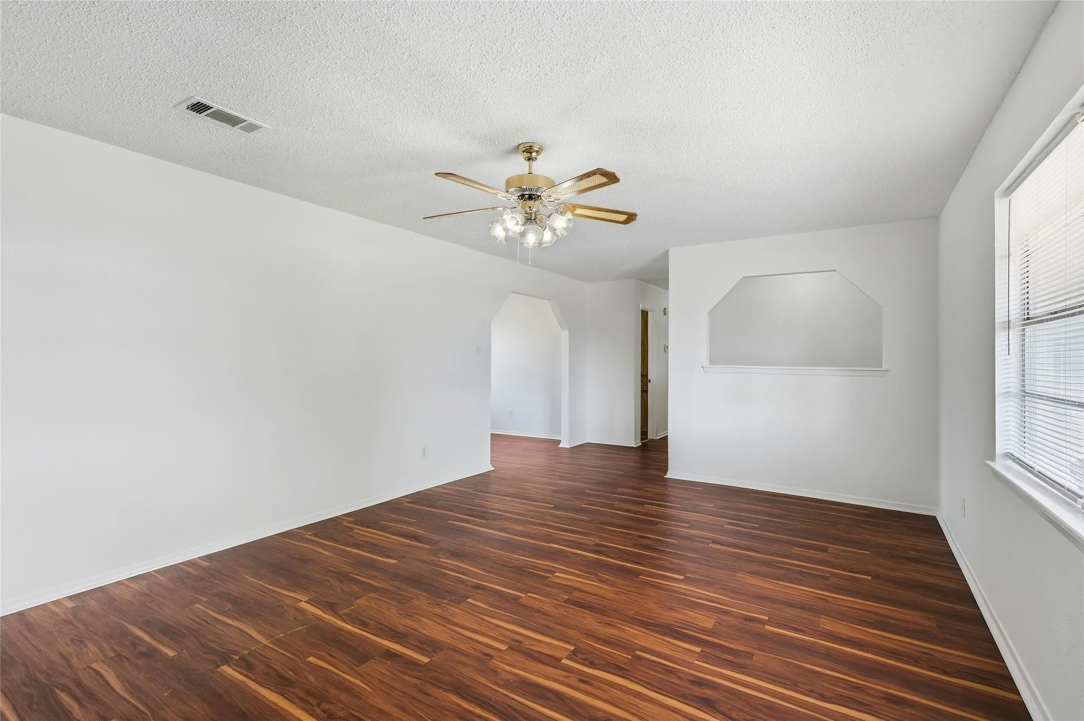 Single Family Residence For Sale in Hunt County , 614 E FM 272, Celeste, Texas 75423, 3 Bedroom, 2 Bathroom, Garage spaces, 1,301 Sqft, built in 1990, mls#21398649, Real Estate Agent in Celeste, Homes For Sale in Hunt county, Homes For Sale in Celeste, Realtor in Celeste Texas, Real Estate Brokerage Independent Realty Texas, Luminita Cordes Realtor