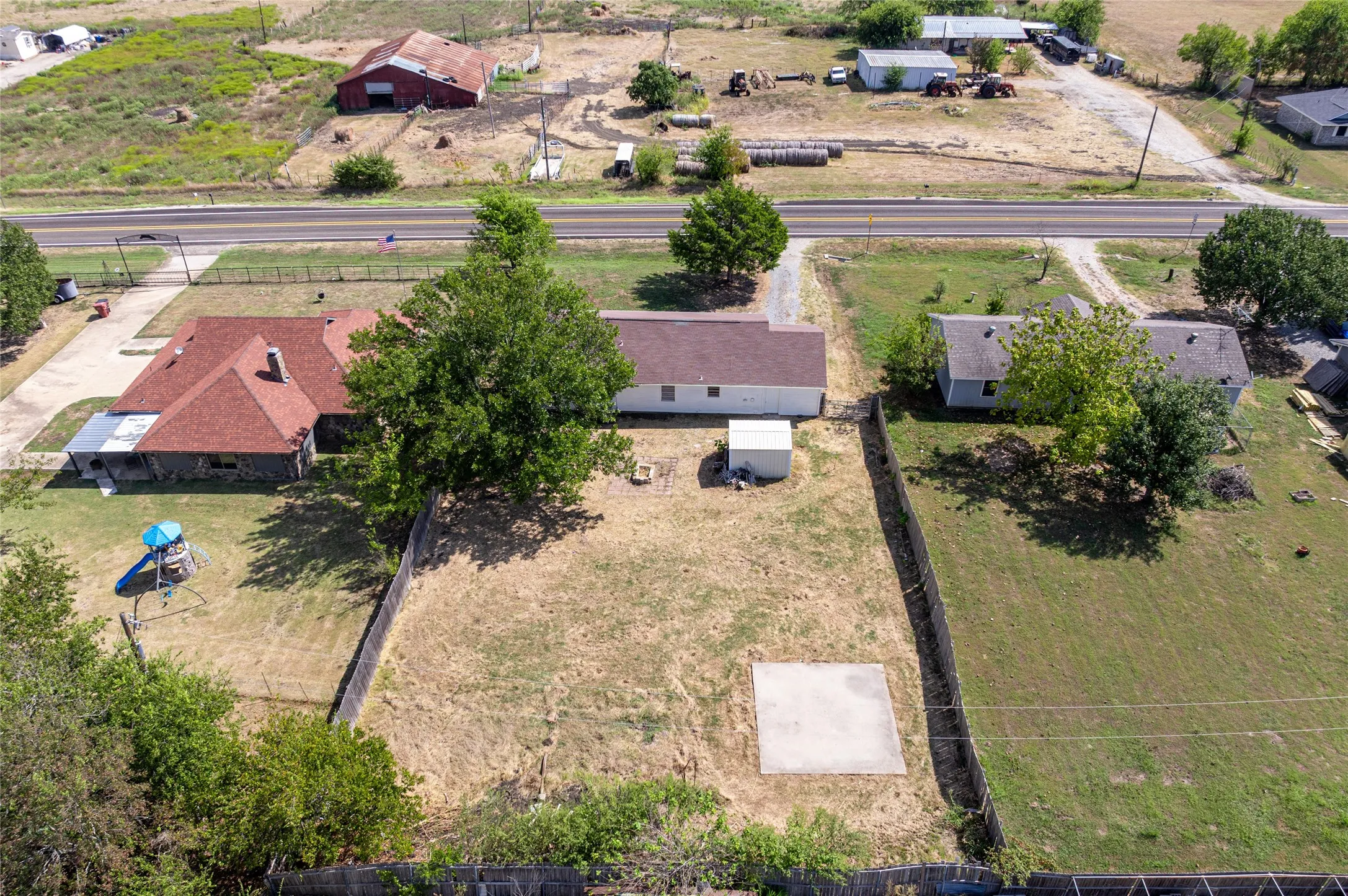Single Family Residence For Sale in Hunt County , 614 E FM 272, Celeste, Texas 75423, 3 Bedroom, 2 Bathroom, Garage spaces, 1,301 Sqft, built in 1990, mls#21398649, Real Estate Agent in Celeste, Homes For Sale in Hunt county, Homes For Sale in Celeste, Realtor in Celeste Texas, Real Estate Brokerage Independent Realty Texas, Luminita Cordes Realtor