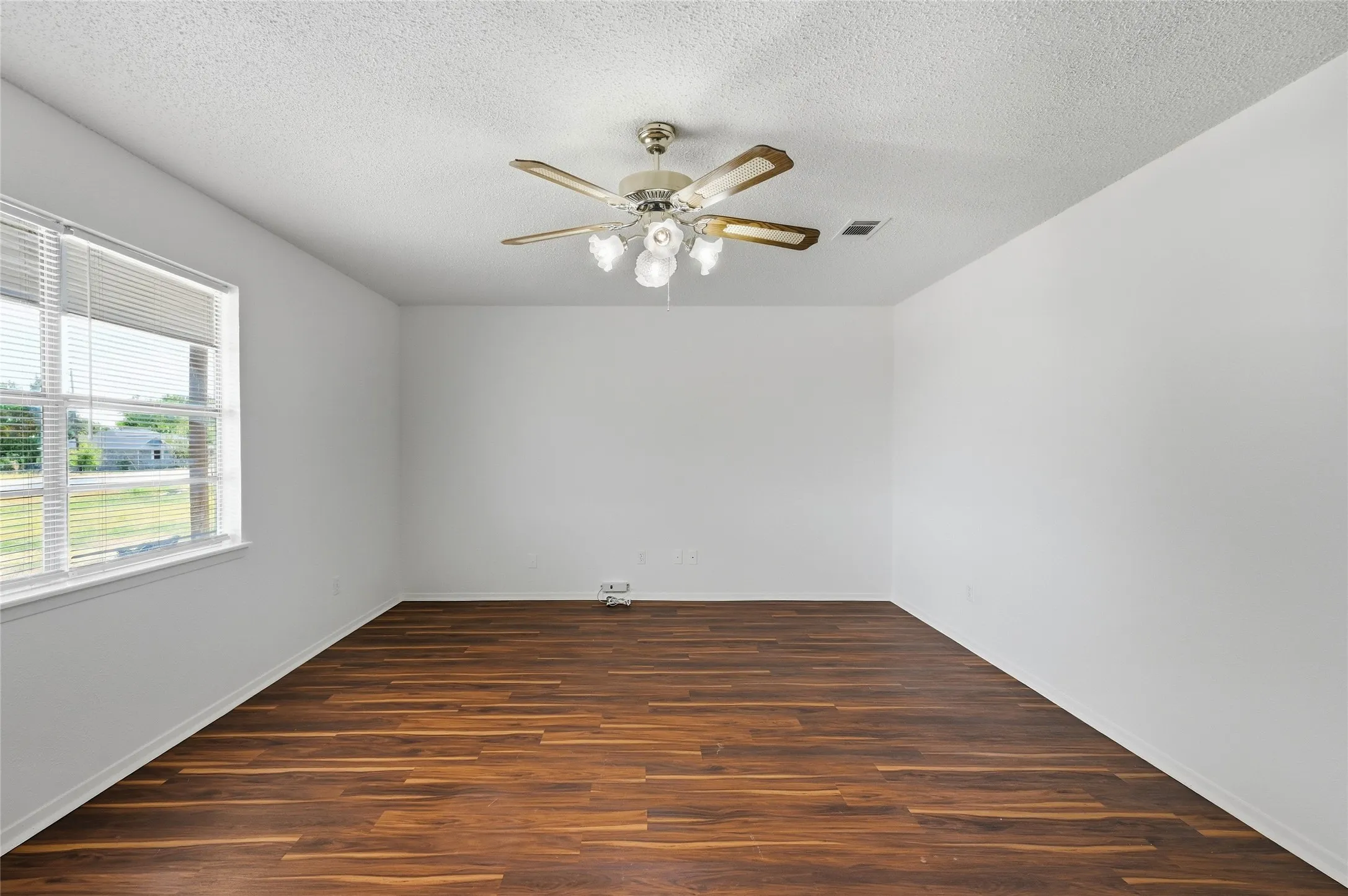 Single Family Residence For Sale in Hunt County , 614 E FM 272, Celeste, Texas 75423, 3 Bedroom, 2 Bathroom, Garage spaces, 1,301 Sqft, built in 1990, mls#21398649, Real Estate Agent in Celeste, Homes For Sale in Hunt county, Homes For Sale in Celeste, Realtor in Celeste Texas, Real Estate Brokerage Independent Realty Texas, Luminita Cordes Realtor