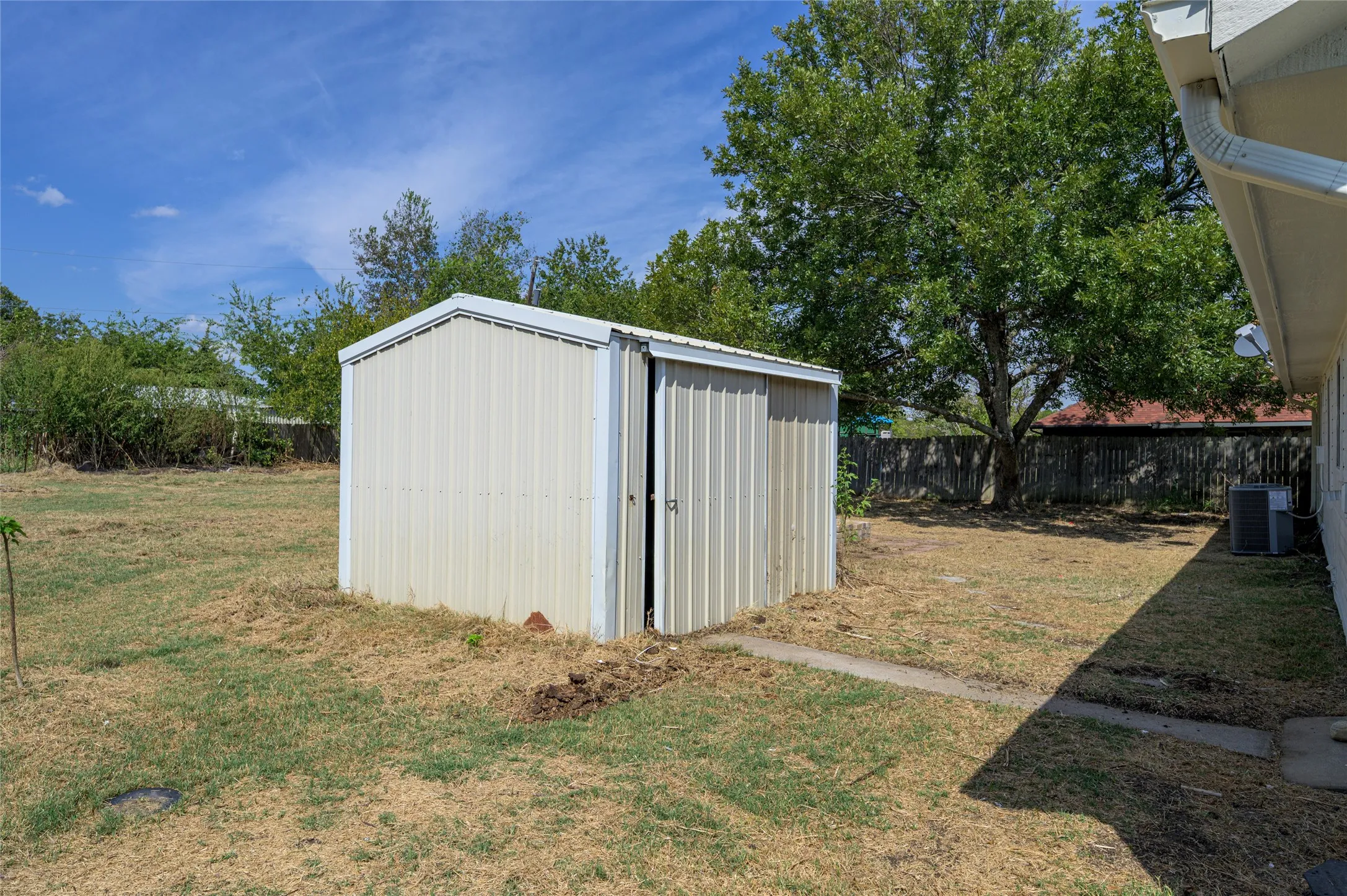 Single Family Residence For Sale in Hunt County , 614 E FM 272, Celeste, Texas 75423, 3 Bedroom, 2 Bathroom, Garage spaces, 1,301 Sqft, built in 1990, mls#21398649, Real Estate Agent in Celeste, Homes For Sale in Hunt county, Homes For Sale in Celeste, Realtor in Celeste Texas, Real Estate Brokerage Independent Realty Texas, Luminita Cordes Realtor