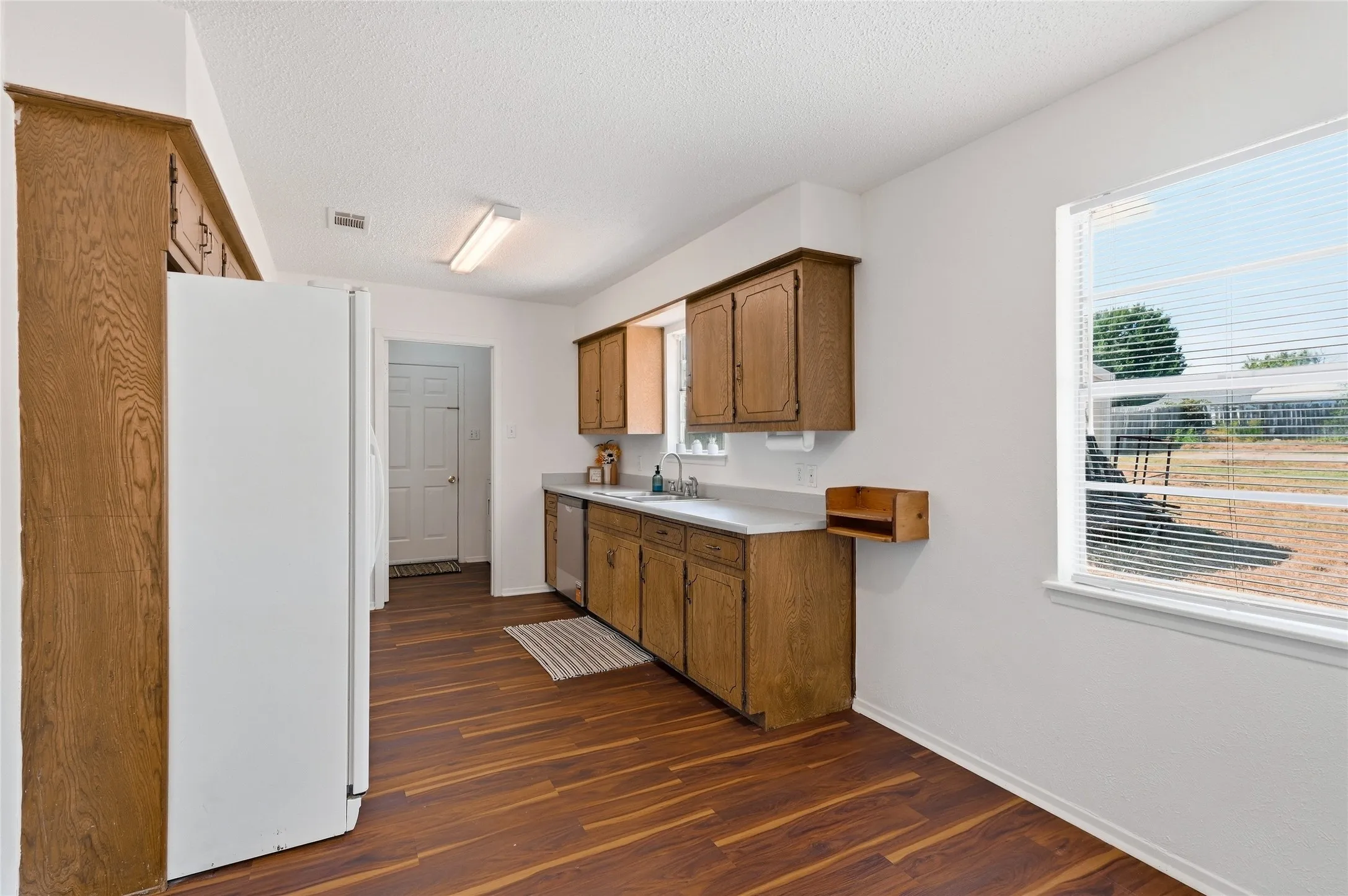 Single Family Residence For Sale in Hunt County , 614 E FM 272, Celeste, Texas 75423, 3 Bedroom, 2 Bathroom, Garage spaces, 1,301 Sqft, built in 1990, mls#21398649, Real Estate Agent in Celeste, Homes For Sale in Hunt county, Homes For Sale in Celeste, Realtor in Celeste Texas, Real Estate Brokerage Independent Realty Texas, Luminita Cordes Realtor