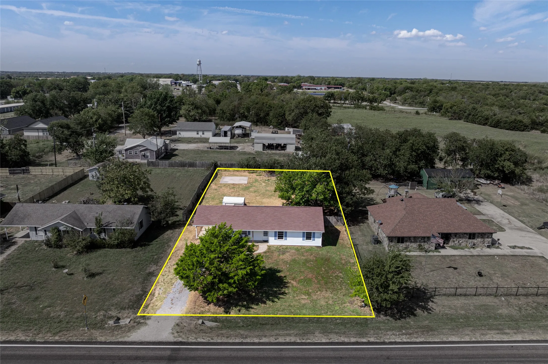 Single Family Residence For Sale in Hunt County , 614 E FM 272, Celeste, Texas 75423, 3 Bedroom, 2 Bathroom, Garage spaces, 1,301 Sqft, built in 1990, mls#21398649, Real Estate Agent in Celeste, Homes For Sale in Hunt county, Homes For Sale in Celeste, Realtor in Celeste Texas, Real Estate Brokerage Independent Realty Texas, Luminita Cordes Realtor